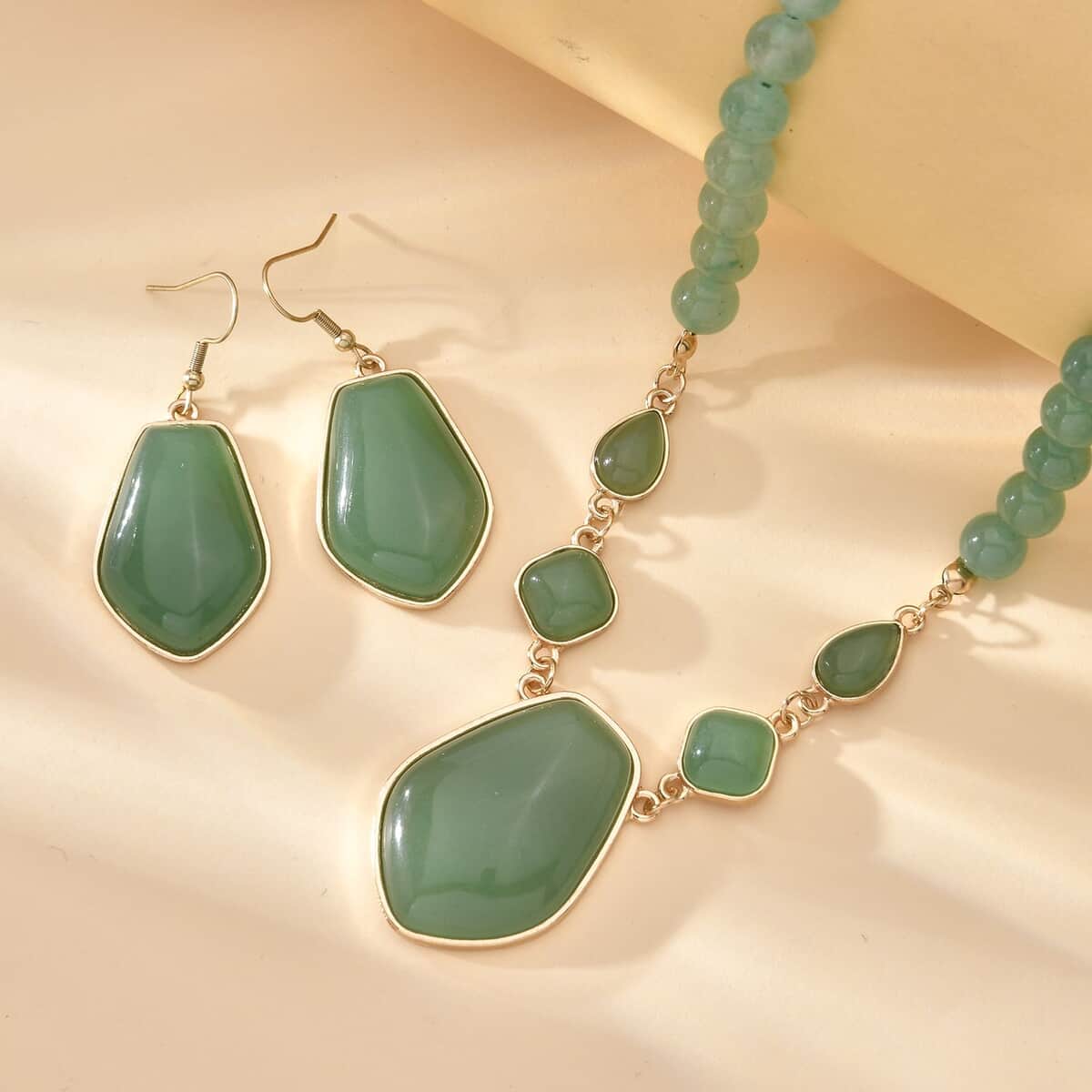 Green Aventurine Drop Earrings and Beaded Necklace 18-20 Inches in Goldtone 298.00 ctw image number 1
