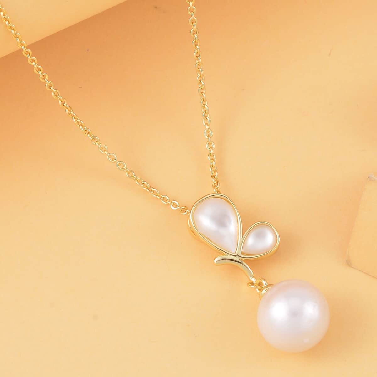 White Edison Pearl and White Mother of Pearl Pendant Necklace 20 Inches in Goldtone image number 1