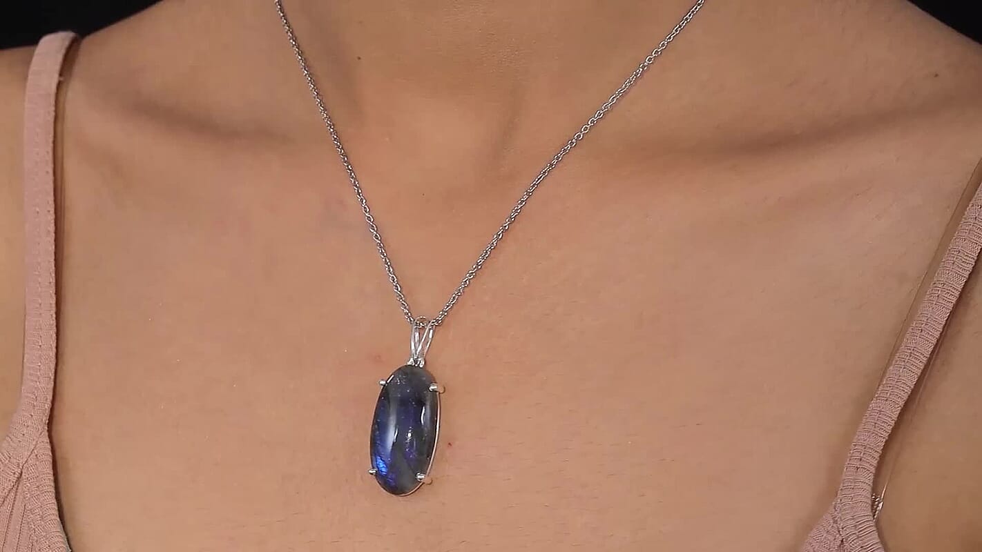 Malagasy Labradorite Solitaire Pendant in Sterling Silver with Stainless Steel Necklace (20 Inches) 30.00 ctw