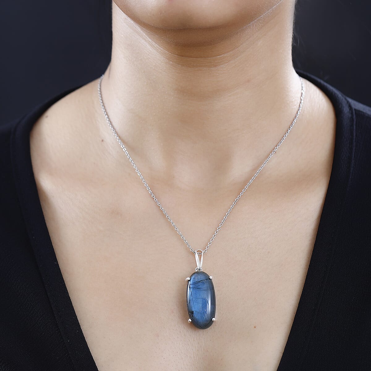 Malagasy Labradorite Solitaire Pendant in Sterling Silver with Stainless Steel Necklace (20 Inches) 30.00 ctw image number 2