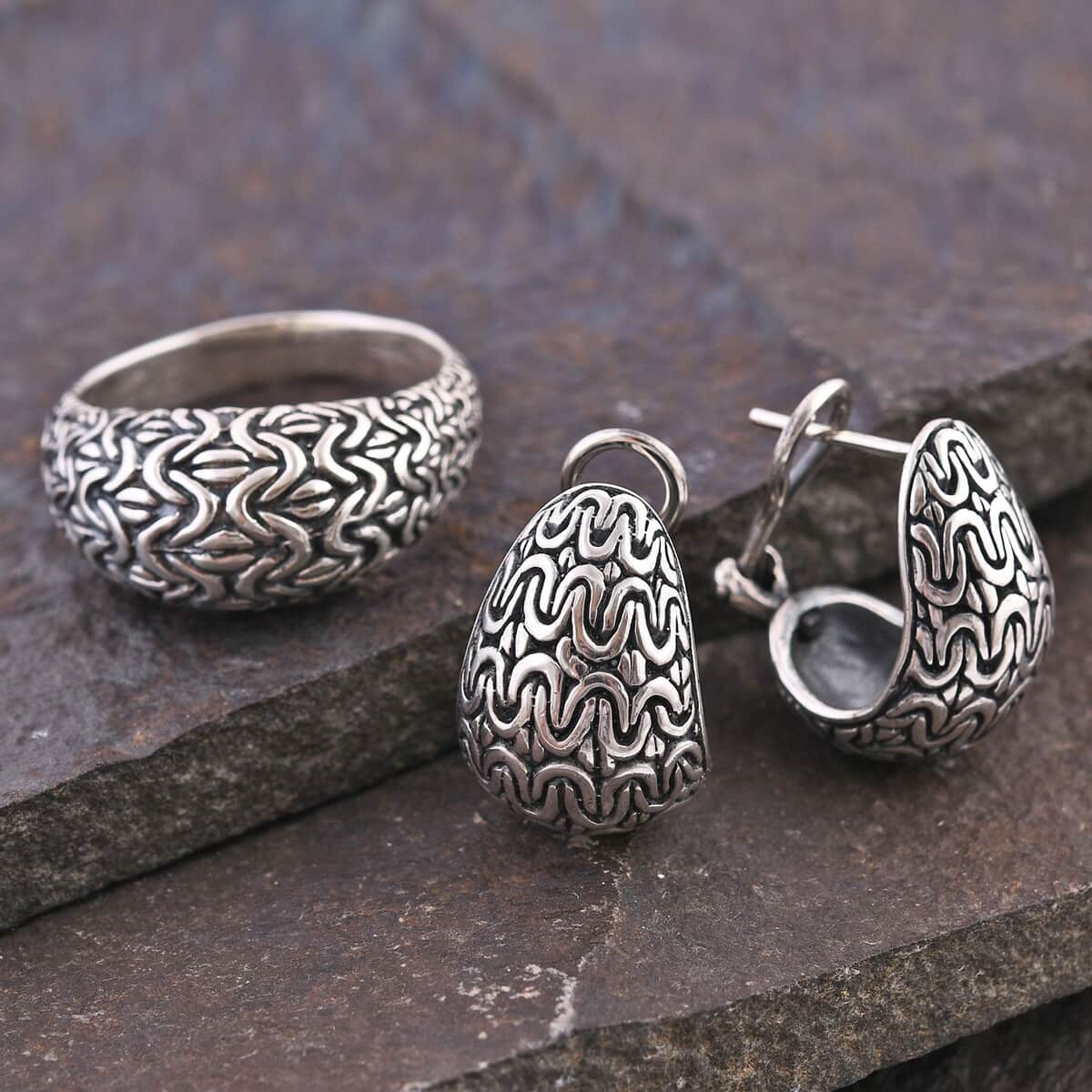 Bali Legacy Borobudur Texture Ring (Size 6) and Earrings in Sterling Silver 22.40 Grams image number 1