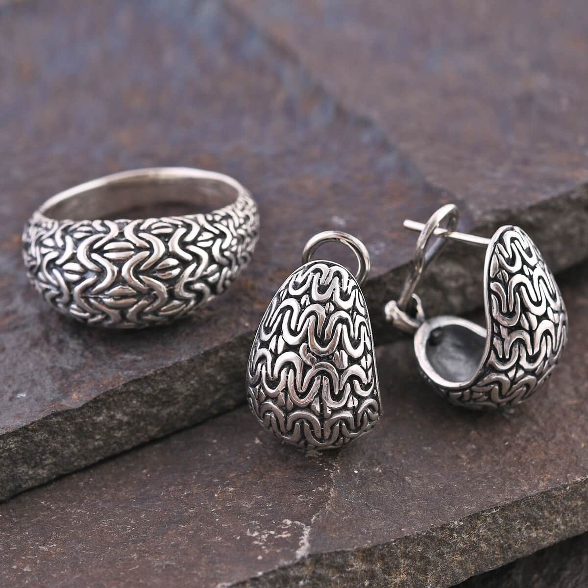 Bali Legacy Borobudur Texture Ring (Size 7) and Earrings in Sterling Silver 22.40 Grams image number 1