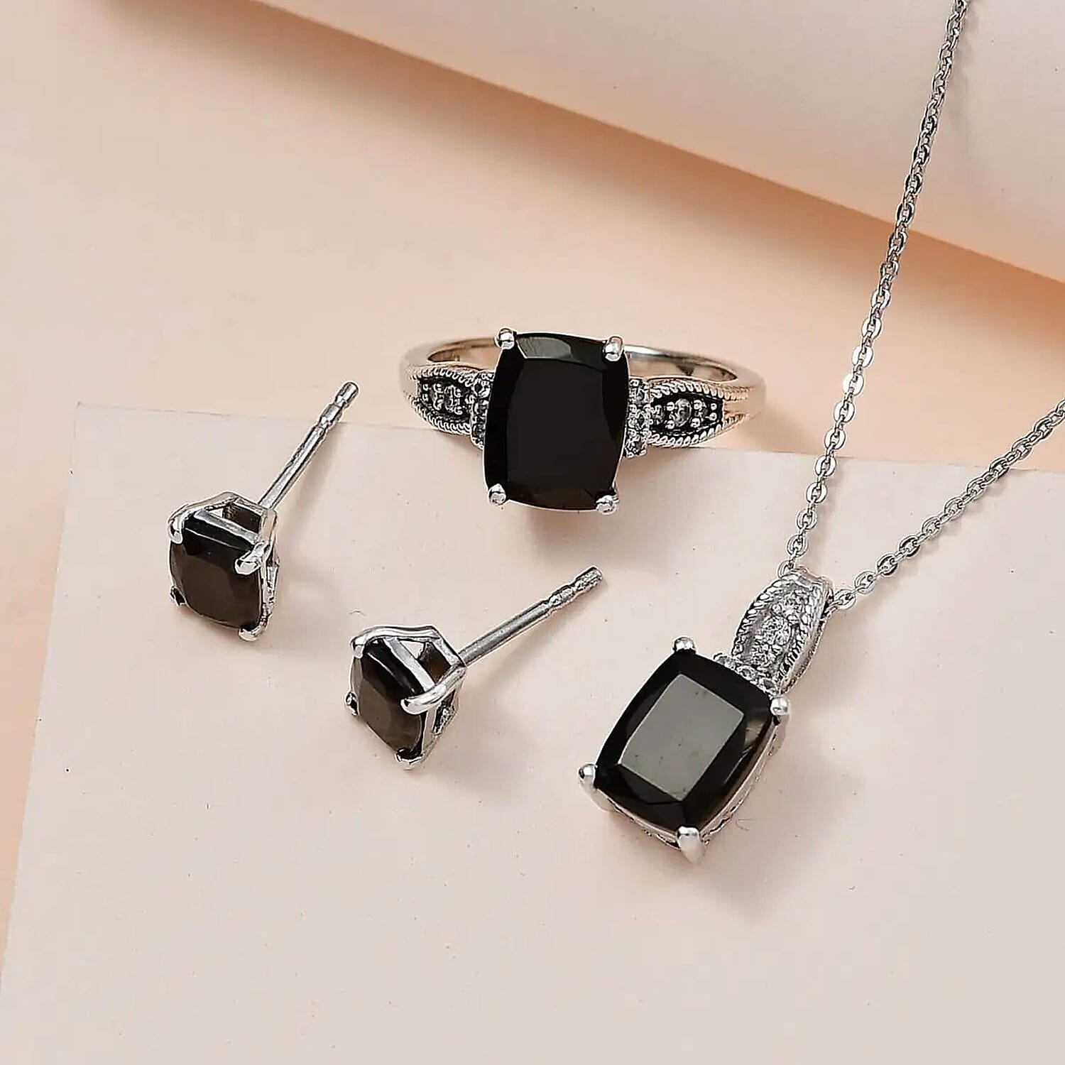 Cushion / 5 - Product card gallery slide 2 (10145074807067)