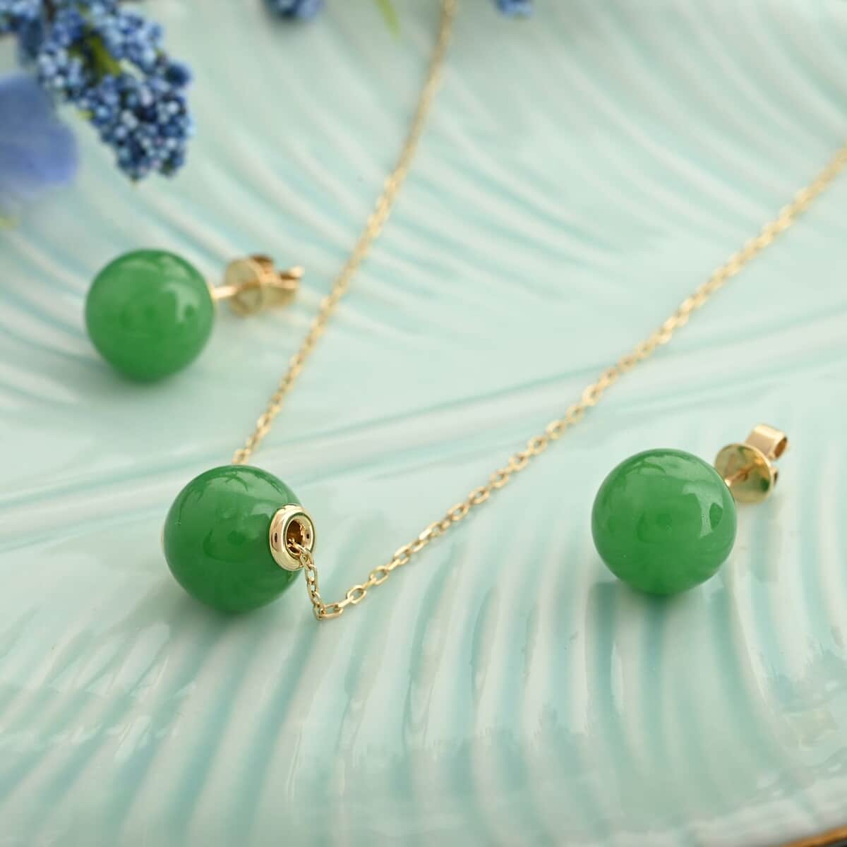 NY Closeout 14K Yellow Gold Green Jade Necklace 16-18 Inches and Earrings 6 Grams 12.00 ctw image number 1