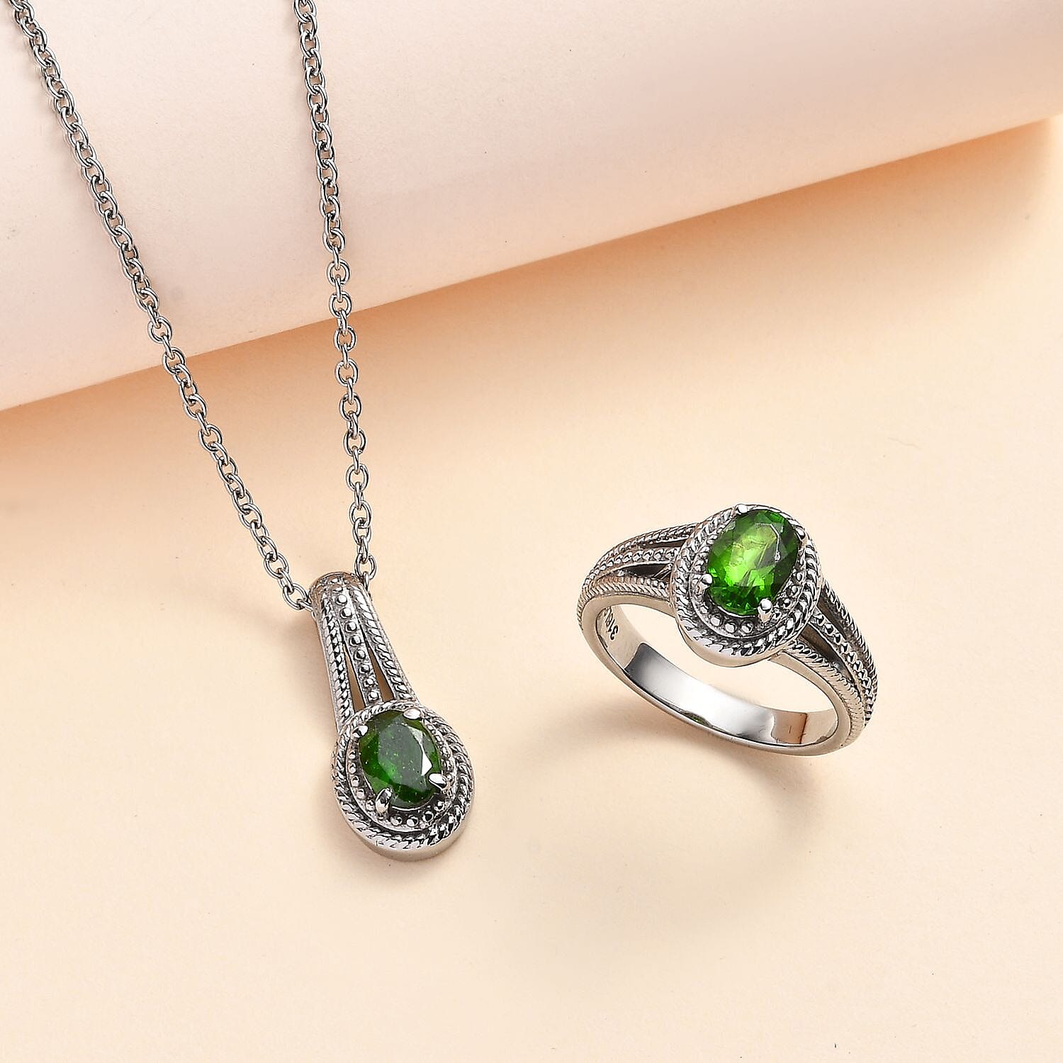 Chrome Diopside Ring (Size 10.0) and Pendant Necklace 20 Inches in Stainless Steel 1.65 ctw