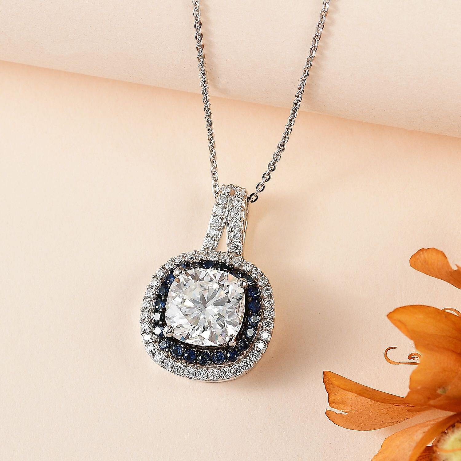 Cushion - Product card gallery slide 2 (10145321746715)