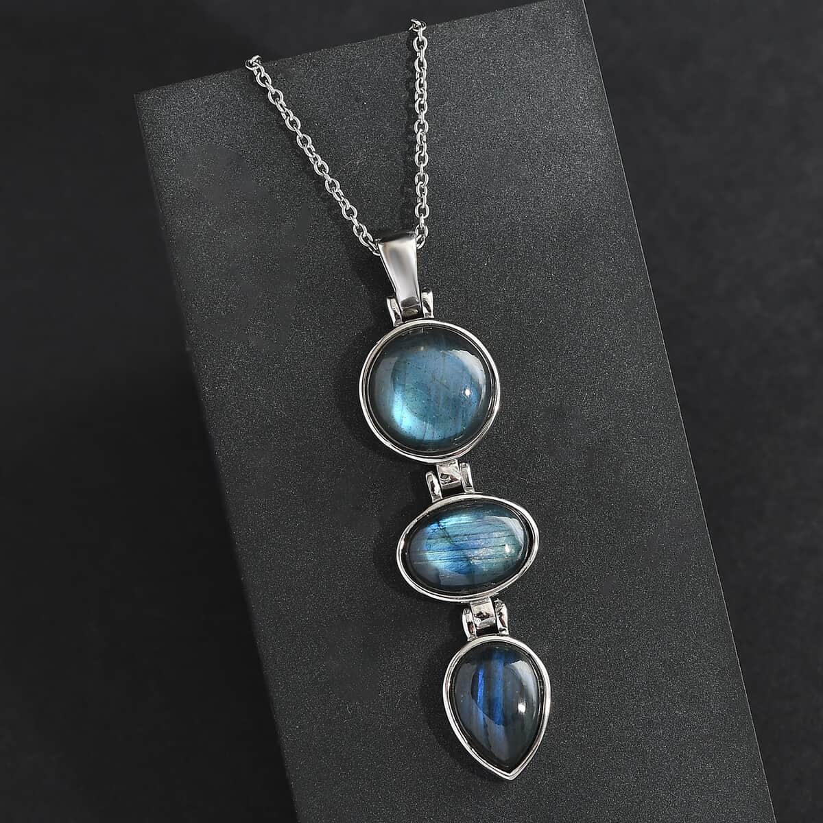 Malagasy Labradorite Pendant Necklace 20 Inches in Stainless Steel 25.30 ctw image number 1