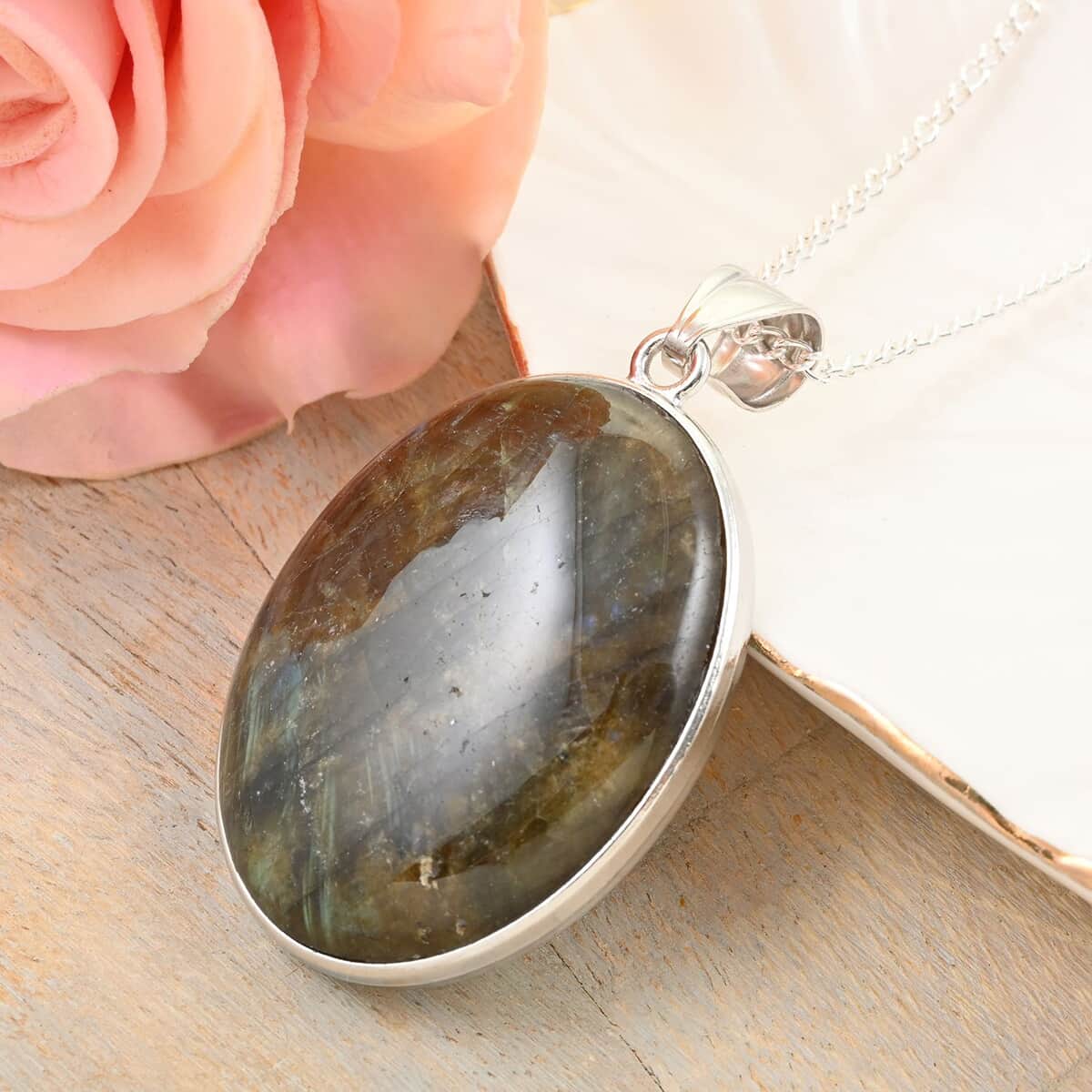 Labradorite Pendant Necklace 18 Inches in Silvertone 15.30 ctw image number 1