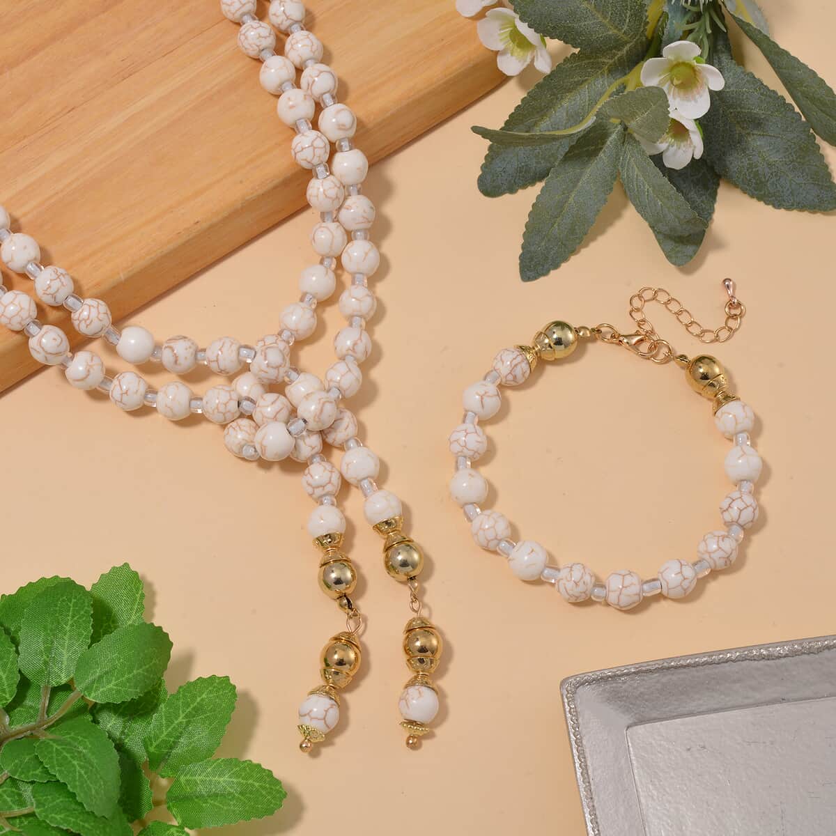 White Howlite Beaded 620.00 ctw and Glass Necklace and Bracelet in Goldtone (8.00In) 55 Inches image number 1