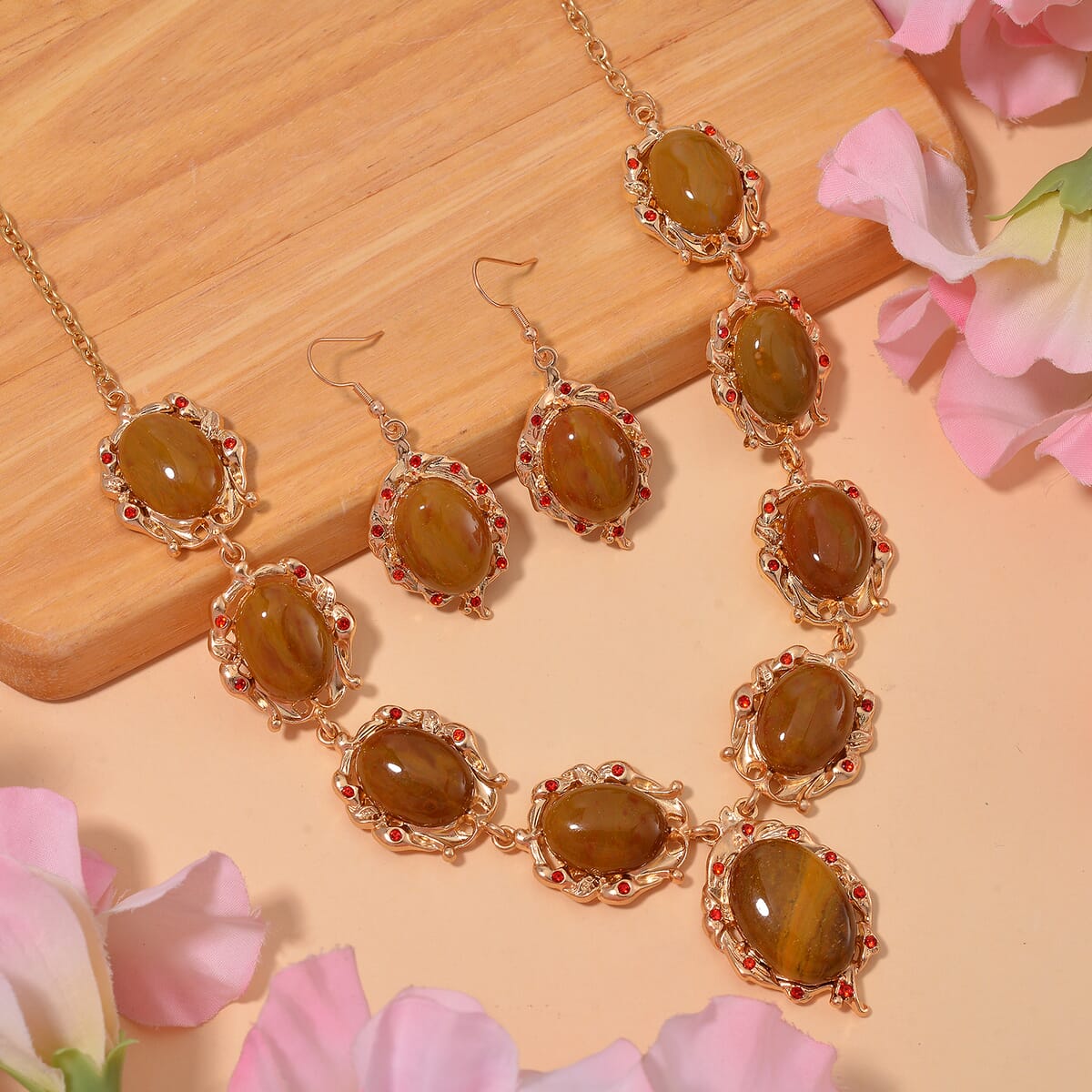 Kennedy Range Mookite 330.00 ctw and Red Austrian Crystal Earrings and Necklace 20-22 Inches in Goldtone image number 1