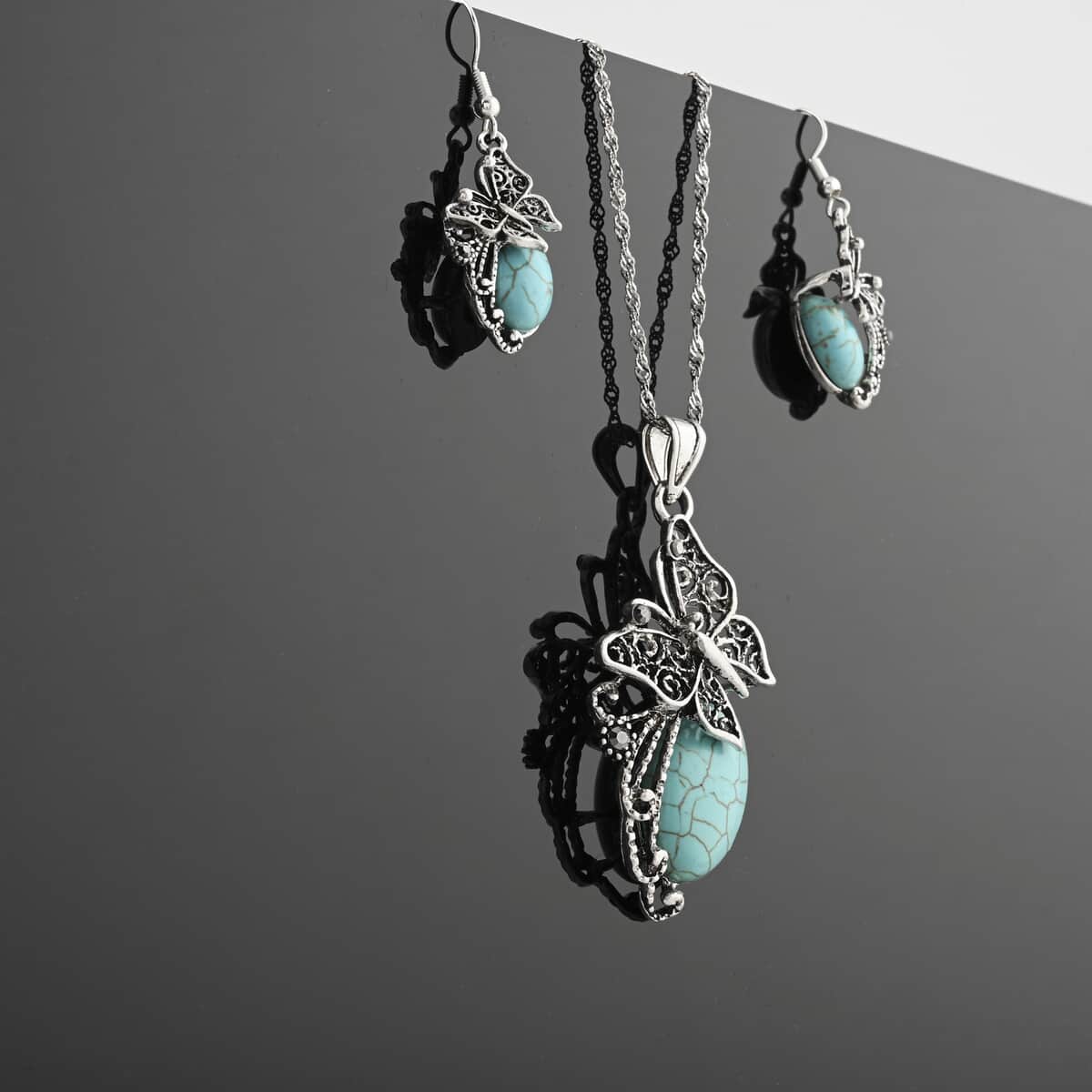 Turquoise 35.00 ctw Earrings and Pendant Necklace in Silvertone 18 Inches image number 1