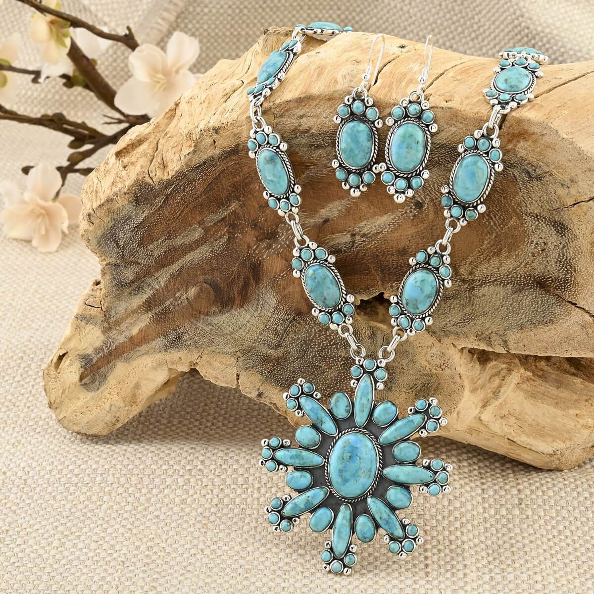 Santa Fe Style Kingman Turquoise 326.50 ctw Necklace 18 Inches and Earrings in Sterling Silver image number 1