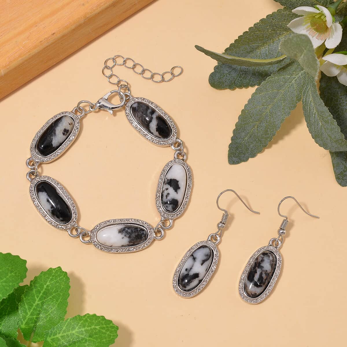 Grey Zebra Jasper 100.00 ctw Set of Bracelet (6.5-8.5In) and Earrings in Silvertone image number 1