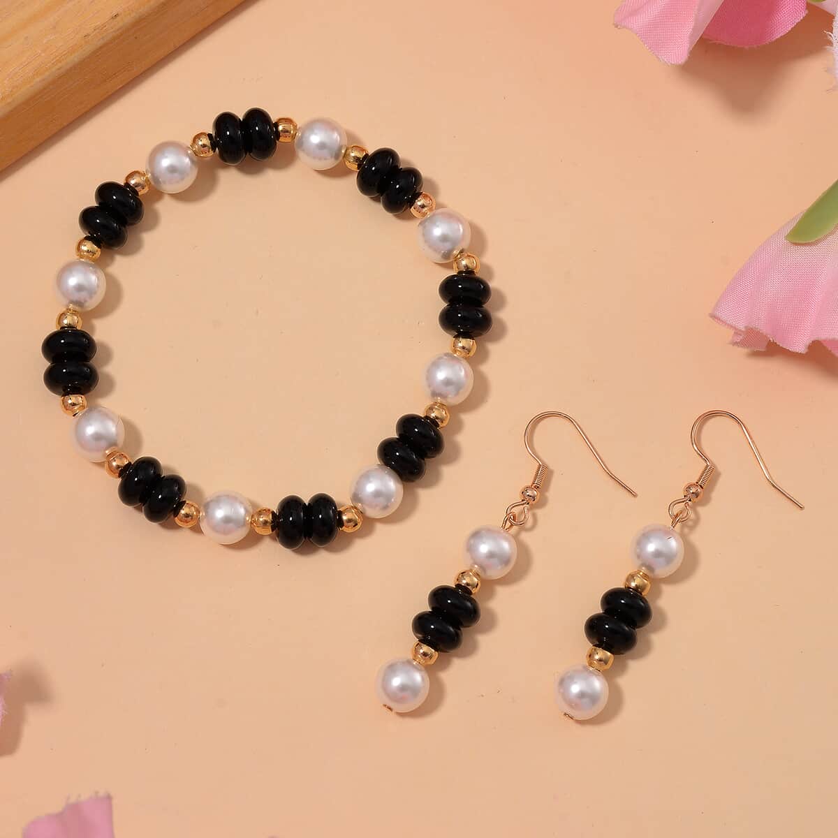 Black Obsidian 50.00 ctw and White Shell Pearl Bracelet (6.50-7.0In) and Earrings in Goldtone image number 1