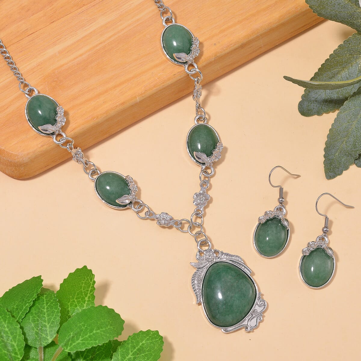 Green Aventurine 140.00 ctw Necklace 20 Inches and Earrings in Silvertone image number 1