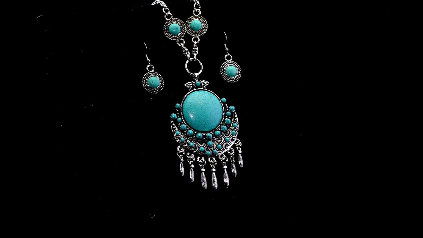 Blue Howlite Necklace (20-22 Inches) and Earrings in Silvertone 94.00 ctw