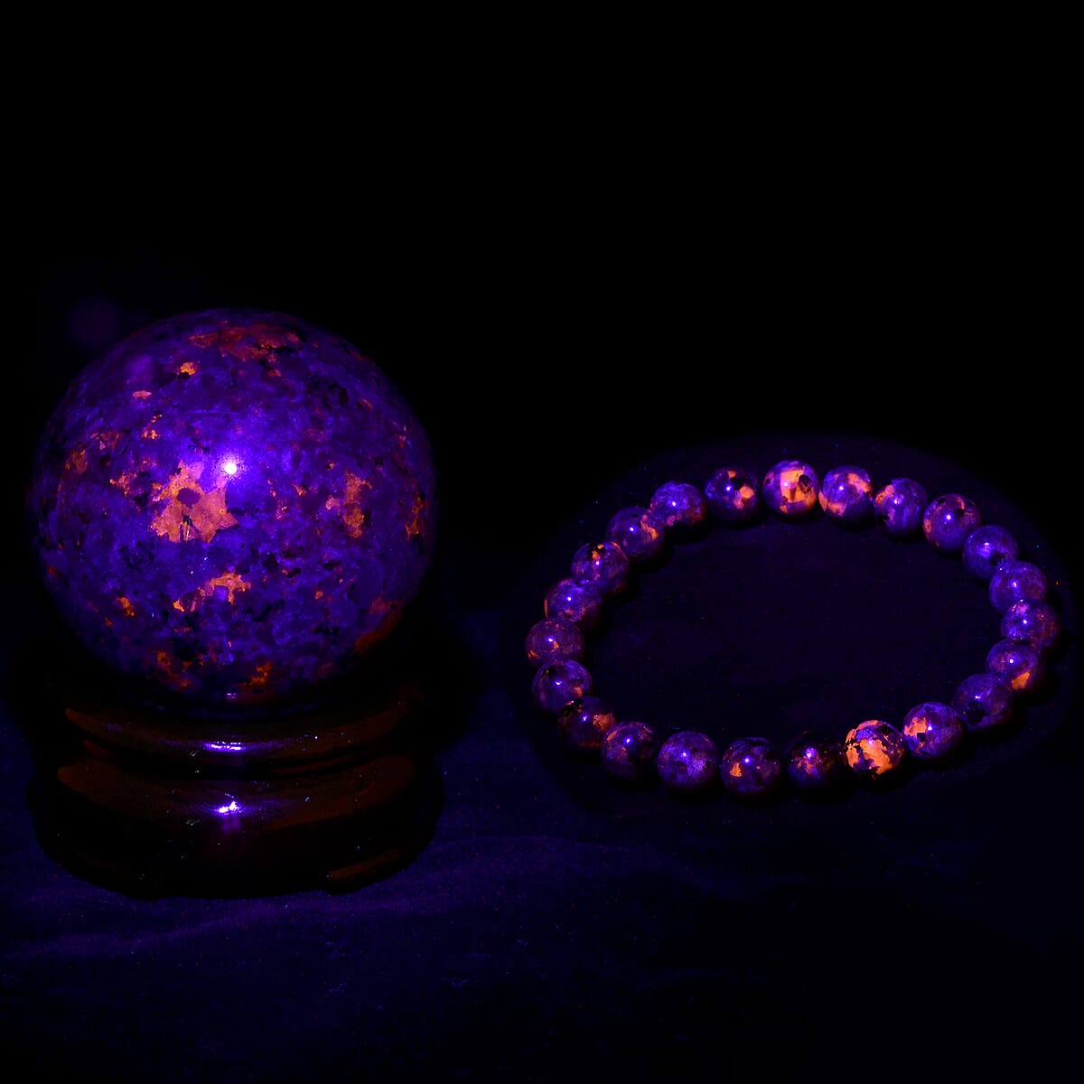 Natural Yooperlite 875.00 ctw Sphere (2.5In) and Beaded 8mm Stretch Bracelet with Free UV Flash Light  image number 2
