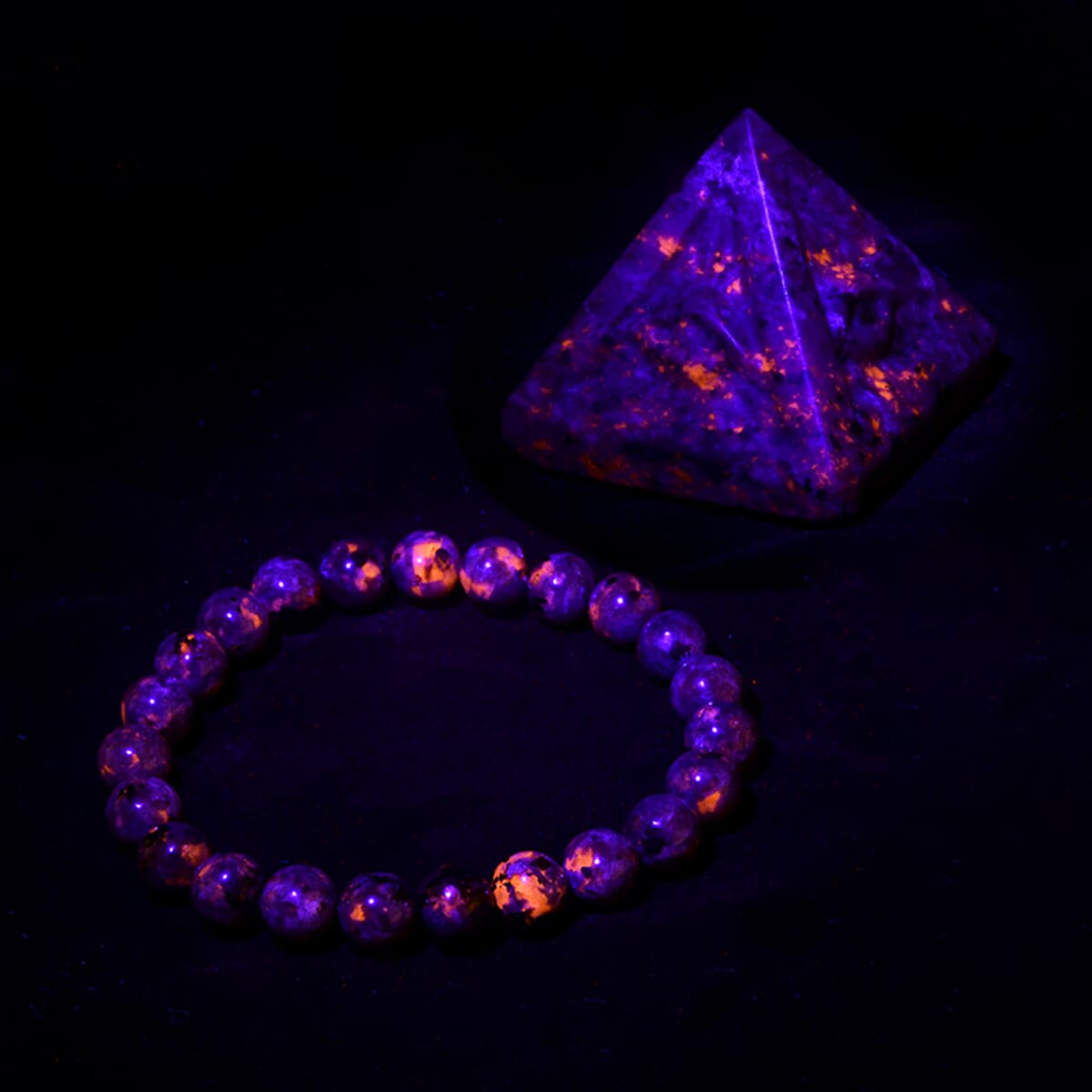 Natural Yooperlite 585.00 ctw Pyramid (1.7In) and Beaded 8mm Stretch Bracelet with Free UV Flash Light image number 2