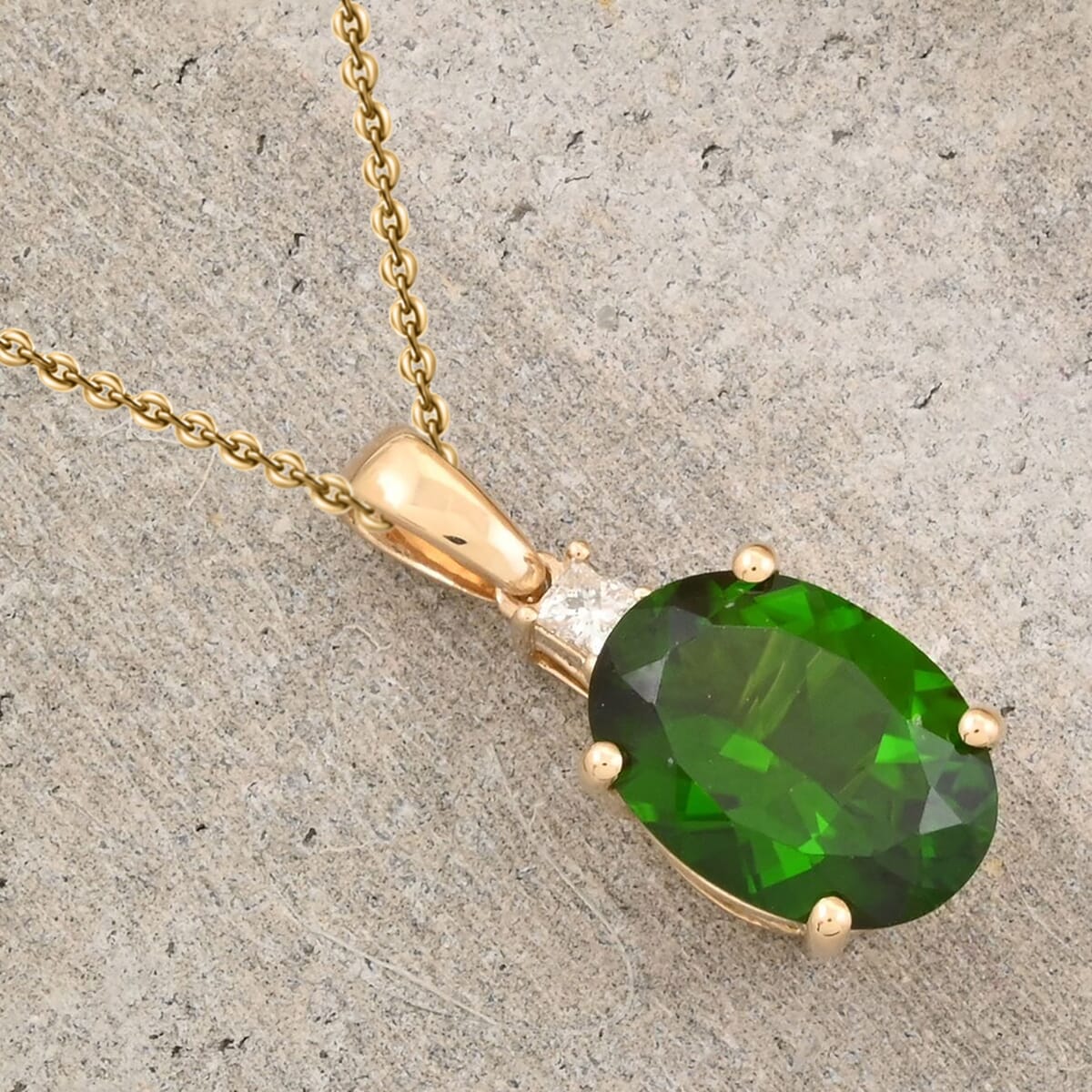 Certified & Appraised Luxoro AAA Chrome Diopside and G-H SI Diamond 2.65 ctw Pendant Necklace in 10K Yellow Gold 18 Inches image number 1