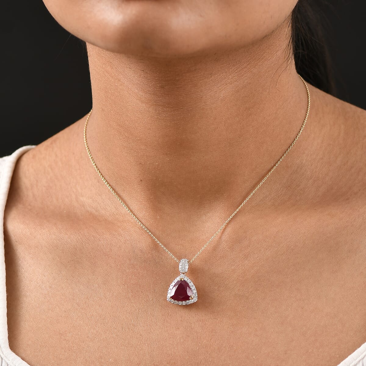 Certified and Appraised Luxuriant Diamond 10K Yellow Gold  AAA  Niassa Ruby(6.44 ct) , Lab Grown Diamond Necklace, Gold Wt 2.23 g, 7.10 ctw image number 2