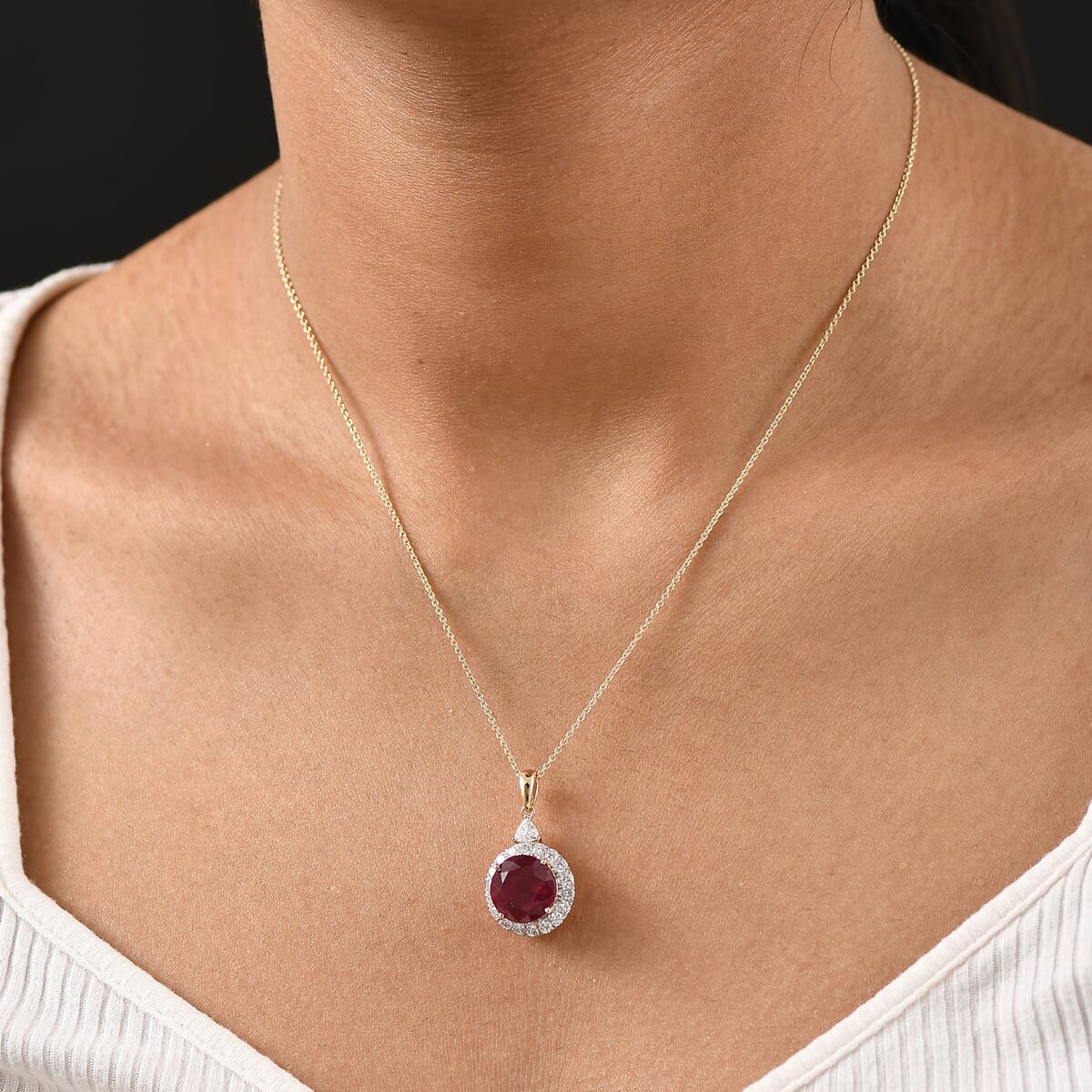 Luxuriant Diamond 10K Yellow Gold  AAA  Niassa Ruby(7.76 ct) , Lab Grown Diamond Necklace, Gold Wt 2.23 g, 7.48 ctw image number 2