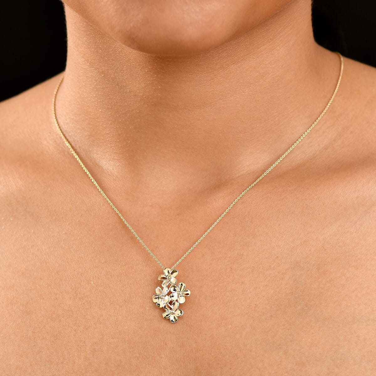 Luxoro Bouquet of Flowers Pendant Necklace in 10K Yellow Gold 3.90 Grams 20 Inches image number 2