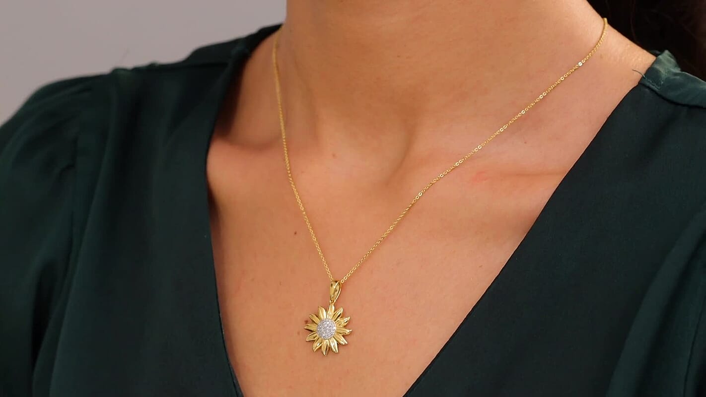 Luxuriant Lab Grown Diamond G-H SI 0.20 ctw Sunflower Bloom Pendant Necklace 20 Inches in 18K Vermeil Yellow Gold Over Sterling Silver (Del. In 10-12 Days)