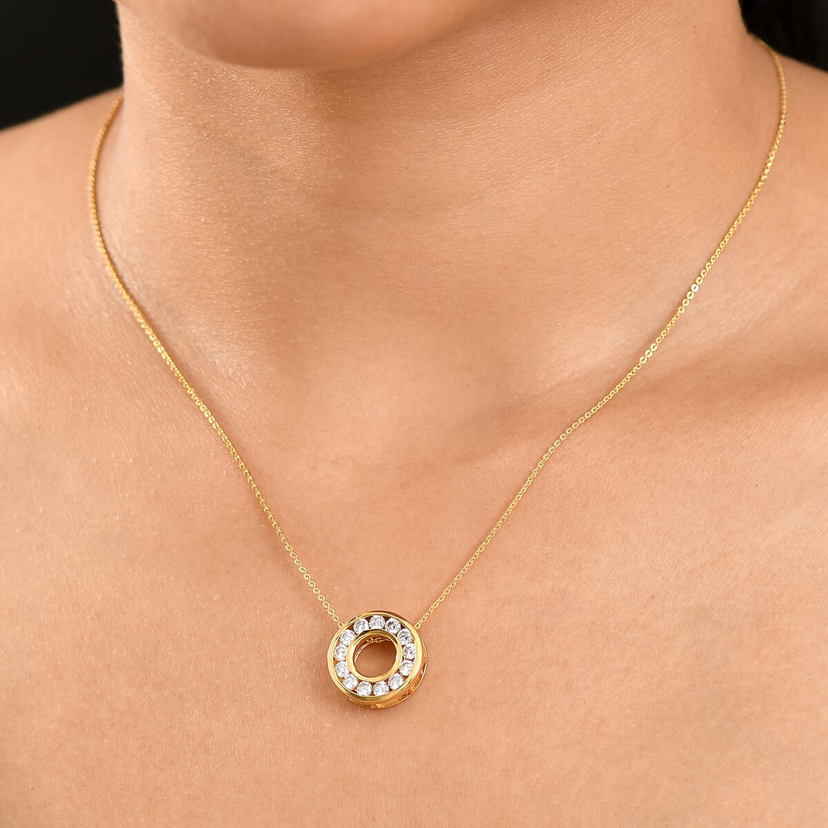 Luxuriant Lab Grown Diamond E-F VS 1.00 ctw Circle Pendant Necklace 20 Inches in 18K Vermeil Yellow Gold Over Sterling Silver image number 2