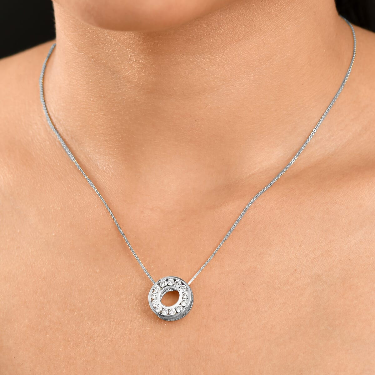 Luxuriant Lab Grown Diamond E-F VS 1.00 ctw Circle Pendant Necklace 20 Inches in 10K Yellow Gold image number 2