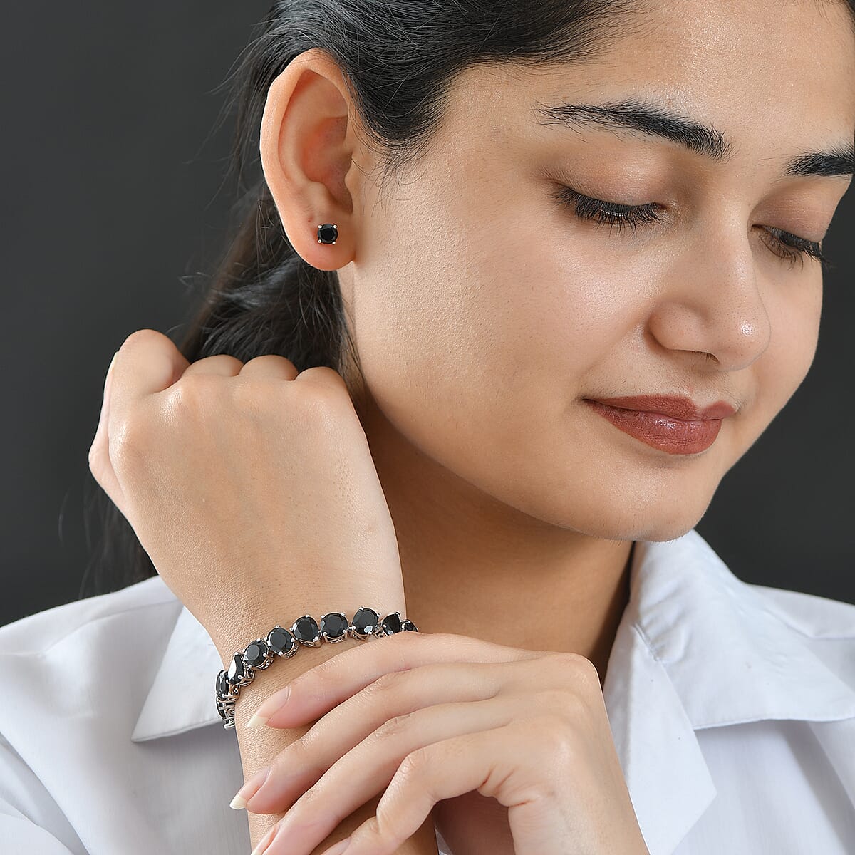 EverTrue 2 Piece Set Thai Black Spinel 59.50 ctw Panther Bracelet (8.0In) and Stud Earrings in Platinum Bond image number 2