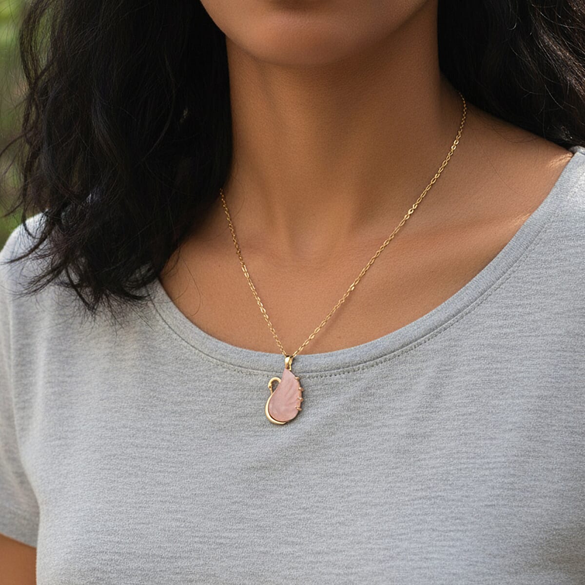 Galilea Rose Quartz and Simulated Black Diamond 25.00 ctw Carved Swan Pendant Necklace in Goldtone 20 Inches image number 2