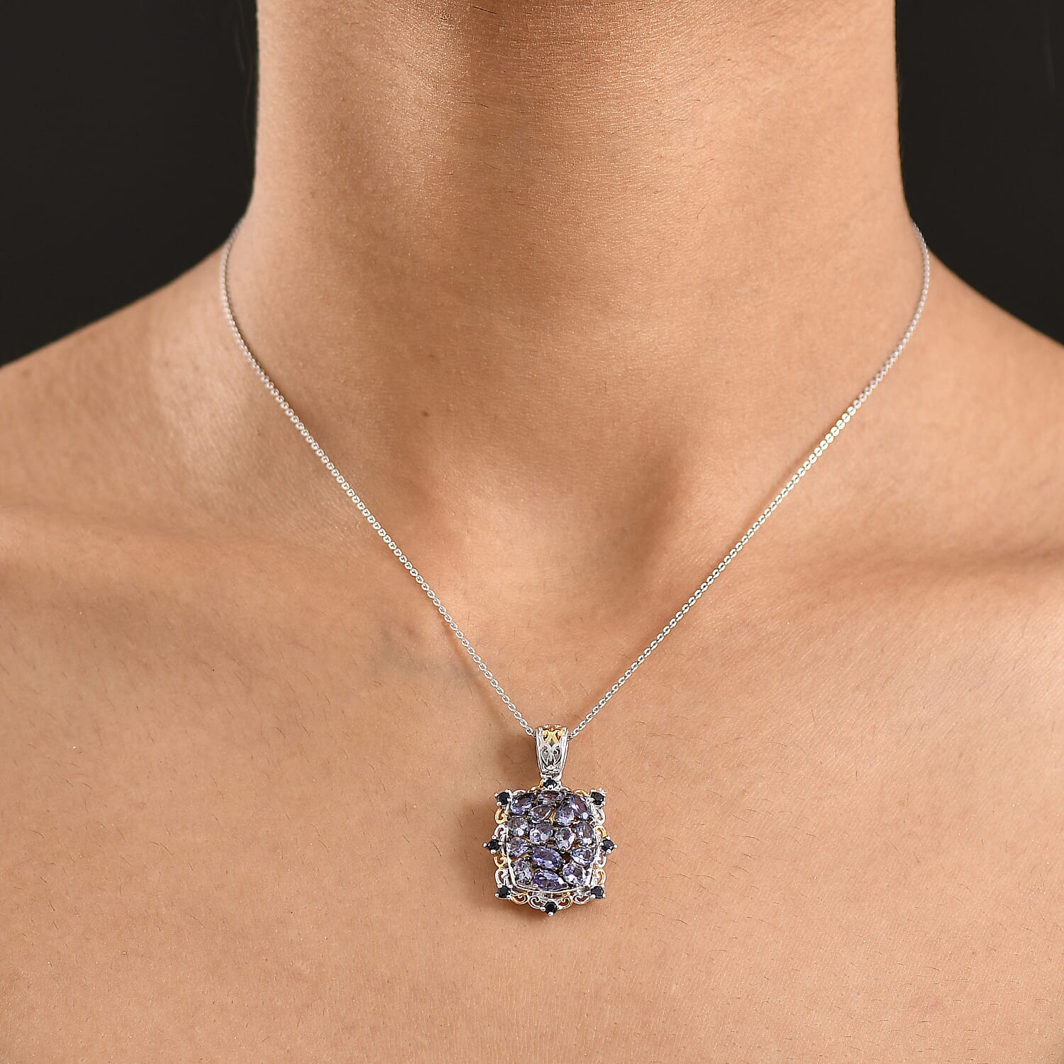 Cushion - Product card gallery slide 3 (10146502770971)