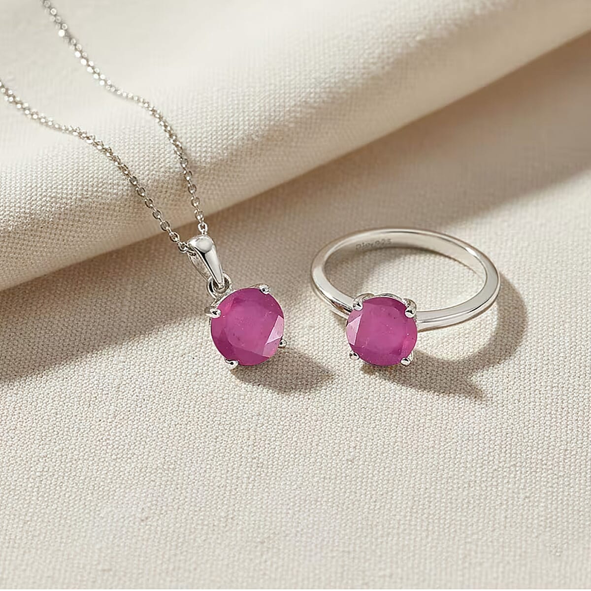 D'Joy Niassa Ruby (FF) 4.40 ctw Ring (Size 5.0) and Pendant Necklace 20 Inches in Rhodium Over Sterling Silver (Del. In 10-12 Days) image number 4