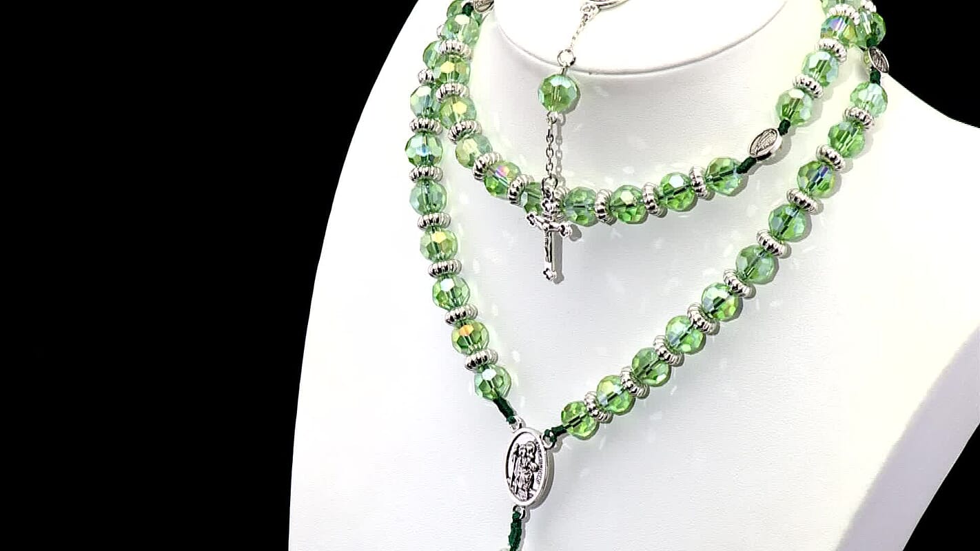 Green Glass Beaded Necklace (28 Inches) and Bracelet (7.5-9.5In) in Silvertone