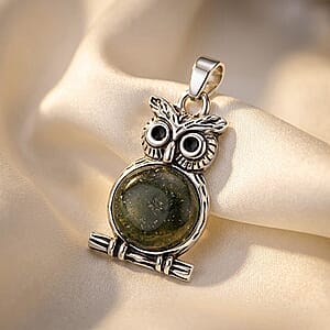 Aventurine 8.00 ctw Small Owl Pendant in Silvertone with Stainless Steel Necklace (20 Inches)