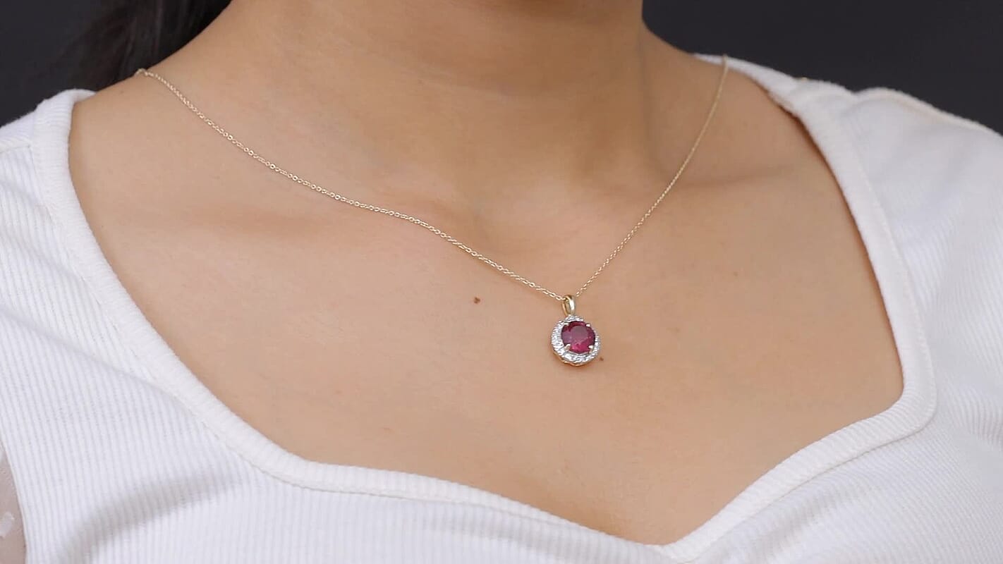 JCK Vegas Deal 10K Yellow Gold AAA Usambara Color Change Garnet, Luxuriant Lab Grown Diamond (G-H, SI) (0.29 cts) Pendant Necklace (18 Inches) 2.75 ctw