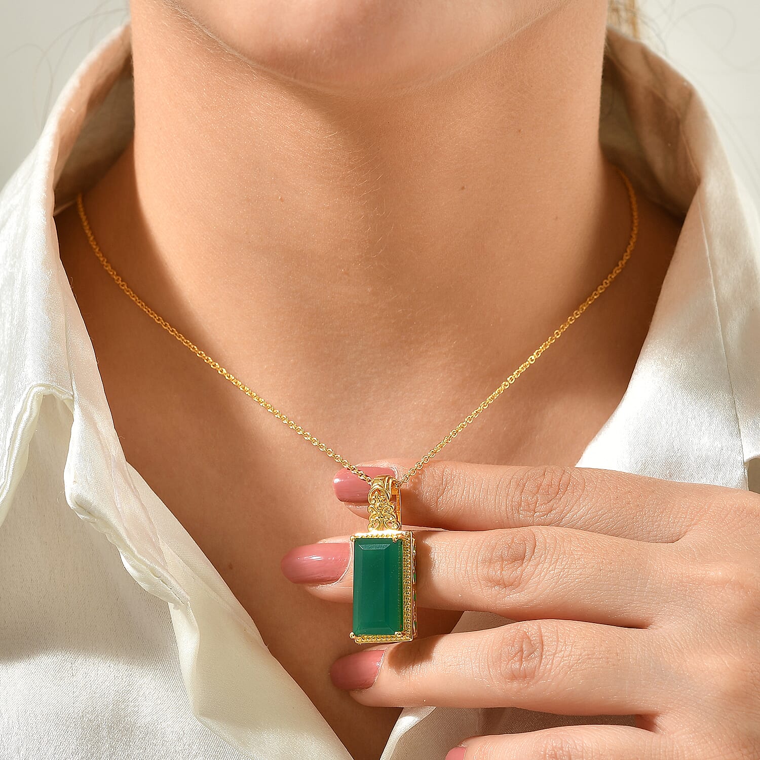 EverTrue Verde Onyx 10.65 ctw Pendant in 18K YG Plated with ION Plated YG Stainless Steel Necklace 20 Inches