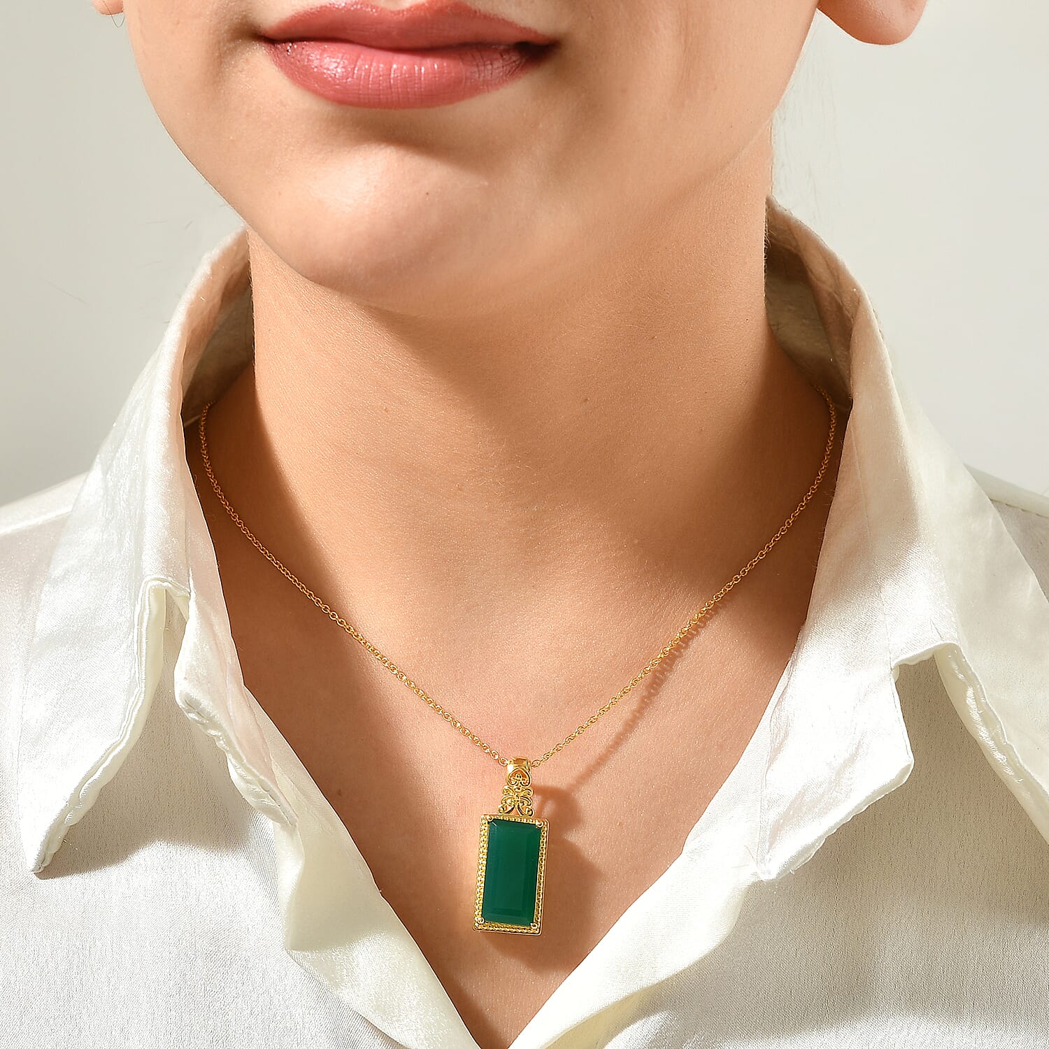 EverTrue Verde Onyx 10.65 ctw Pendant in 18K YG Plated with ION Plated YG Stainless Steel Necklace 20 Inches
