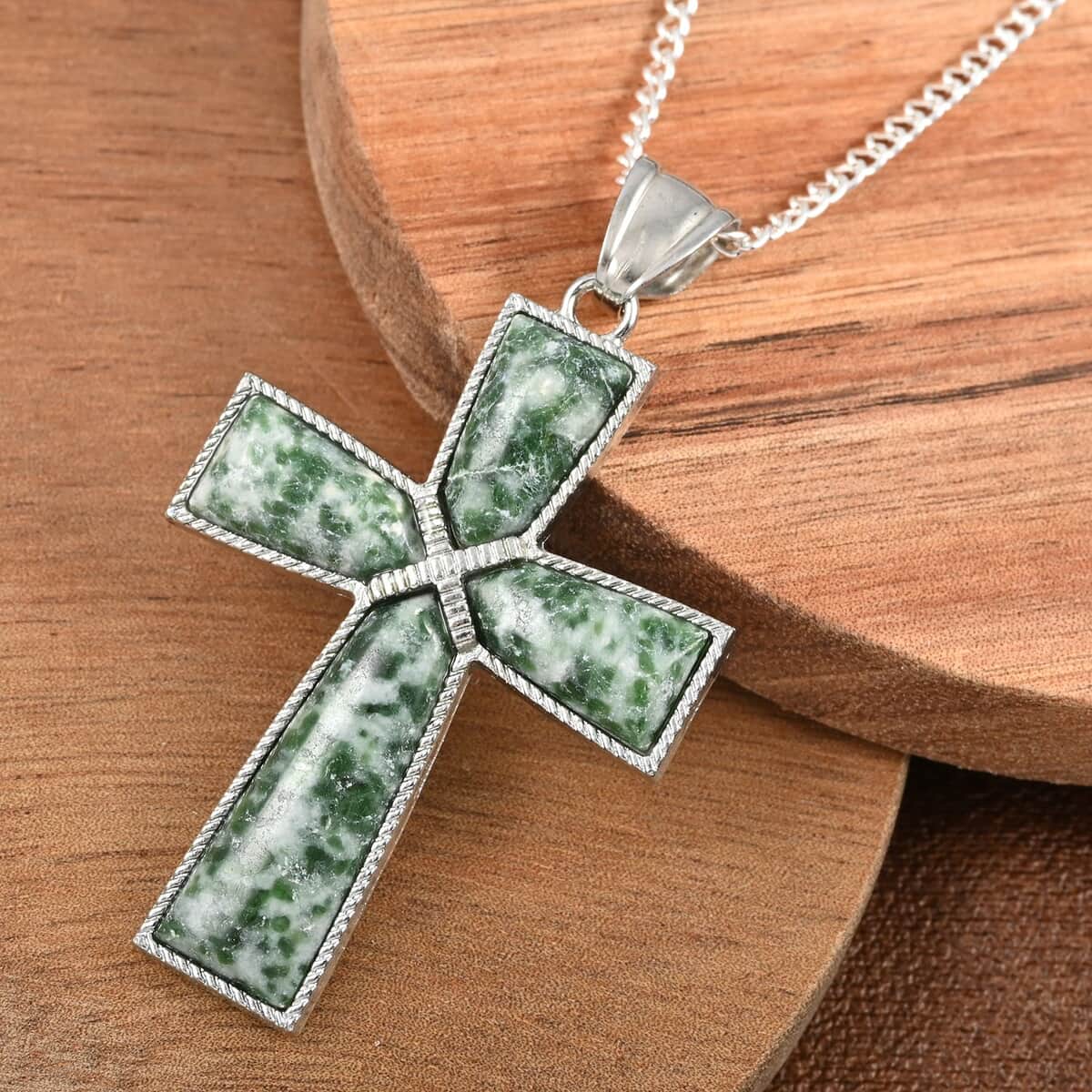 Green Agate Cross Pendant Necklace 18 Inches in Silvertone 12.25 ctw image number 1