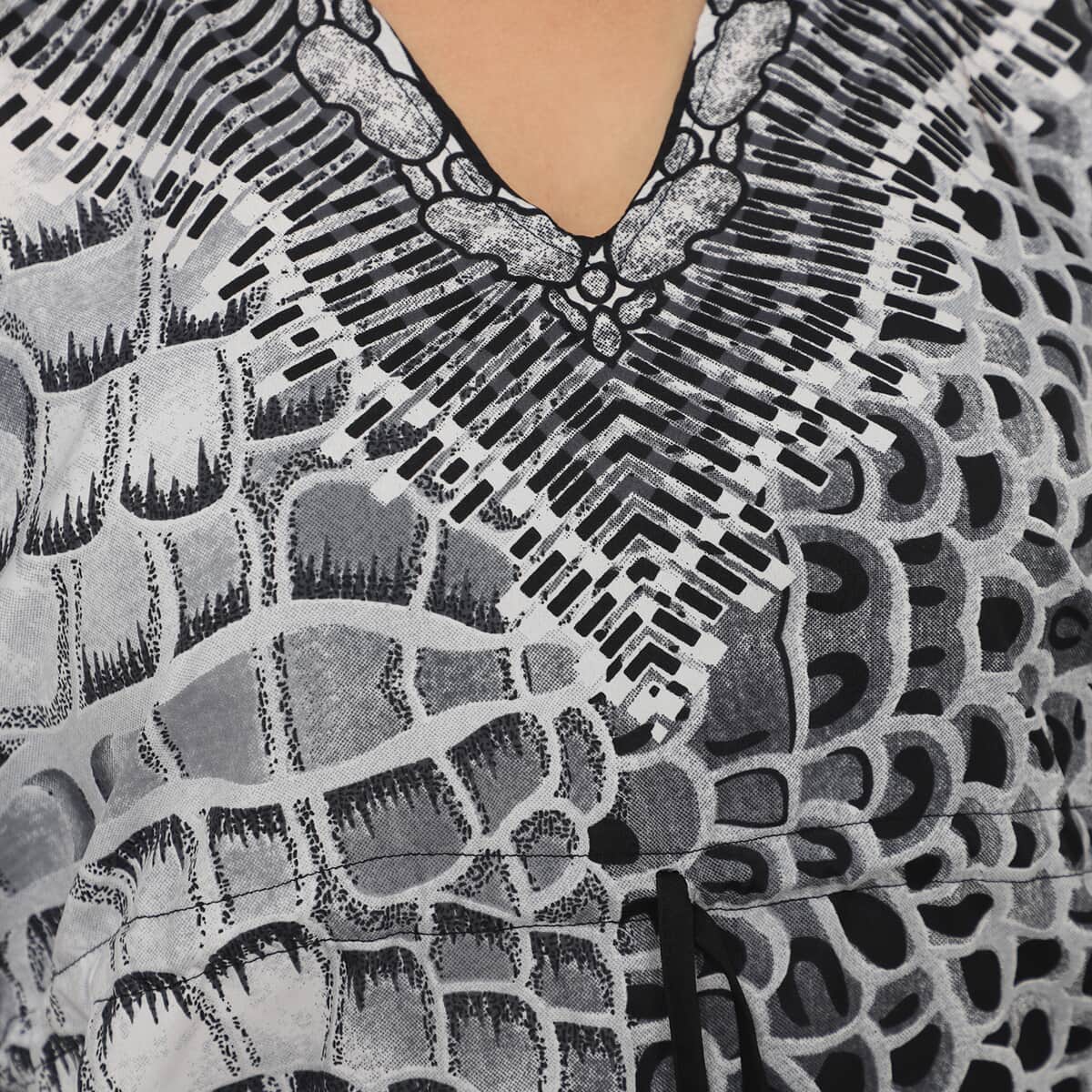PICK OF THE SHOW JOVIE Grey Reptile/Leopard V-Neck Kaftan - One Size Fits Most image number 4