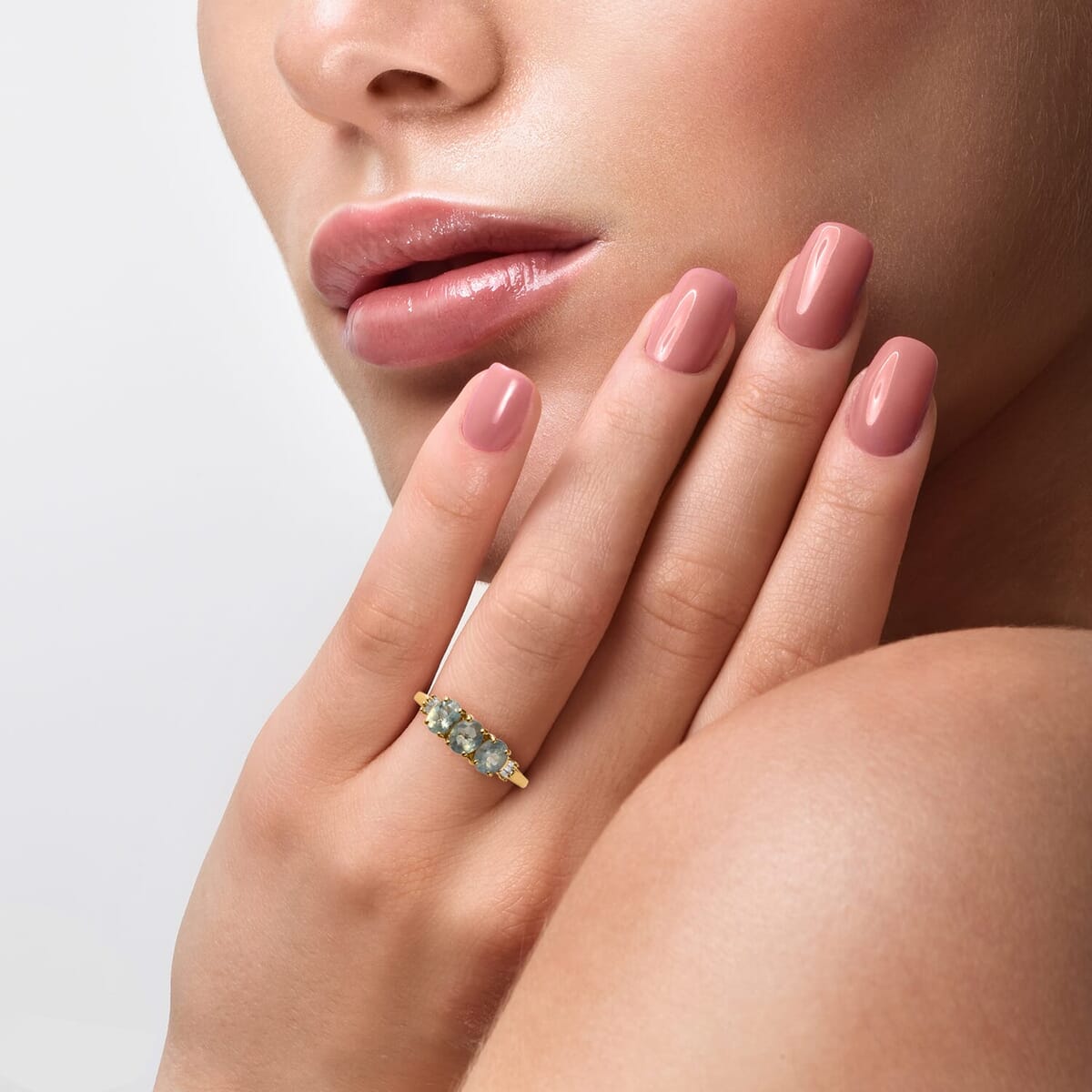 Luxoro 14K Yellow Gold AAA Narsipatnam Alexandrite and G-H I3 Diamond Accent Ring (Size 7.5) 1.30 ctw image number 2