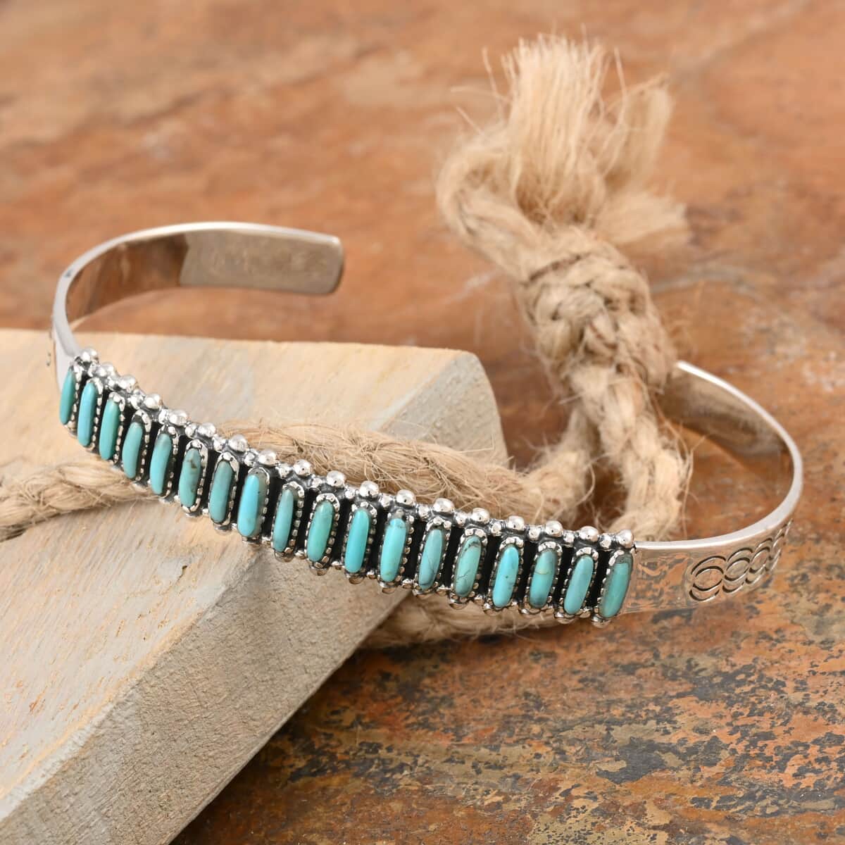 SANTA FE Style Turquoise Cuff Bracelet in Sterling Silver (7.00 In) 8.65 Grams 7.50 ctw image number 1