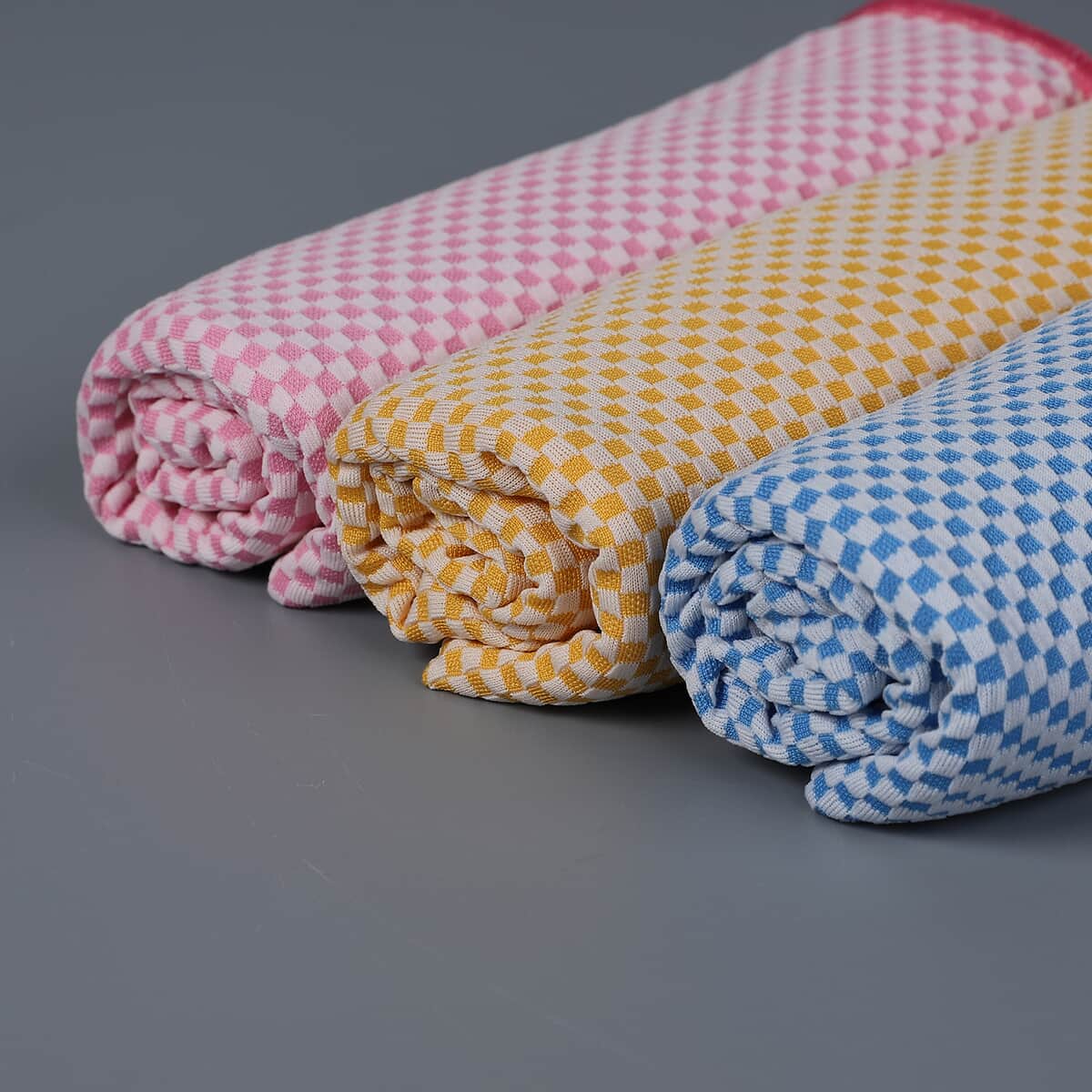 Homesmart Set of 3 Multi Color Checker Pattern 45% Polyester & 55% Nylon Cooling Towels image number 4