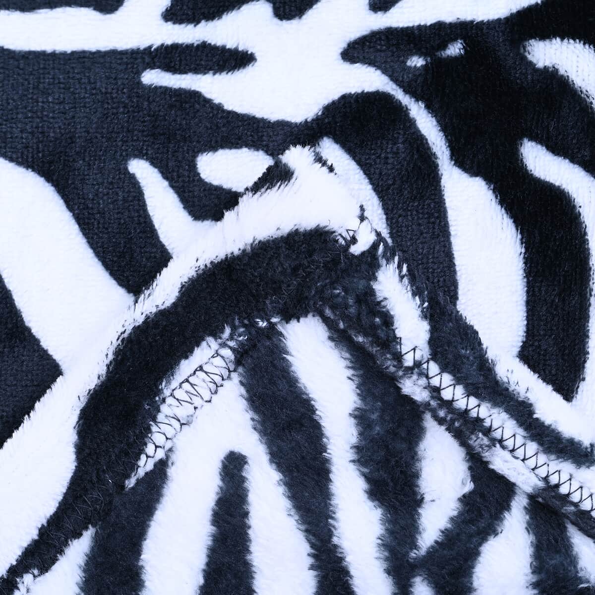 Homesmart Set of 2 Zebra Stripe & Black Solid Pattern Microfiber Flannel Blanket image number 3