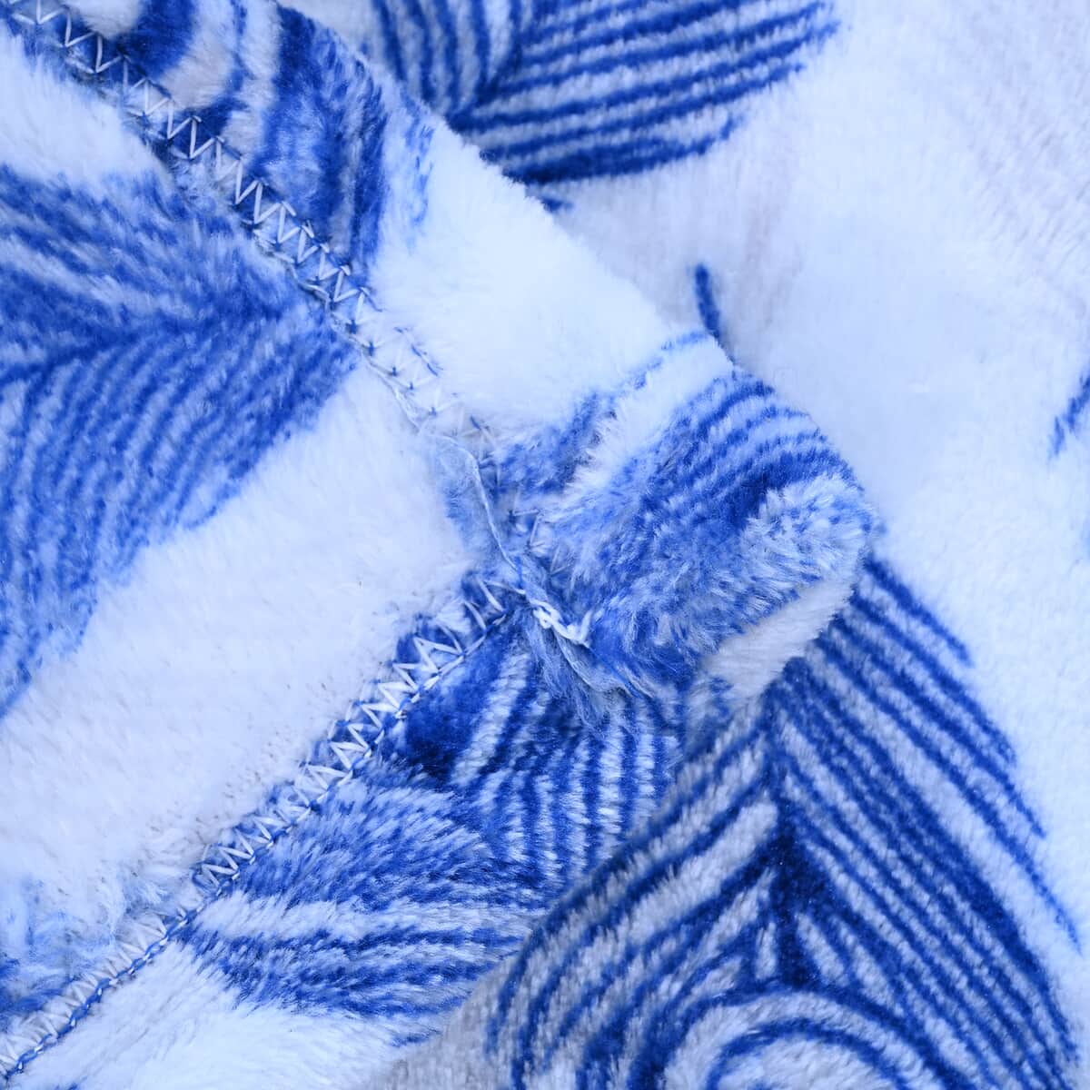 Homesmart Set of 2 Feather Pattern & Blue Solid Pattern Microfiber Flannel Blanket image number 5
