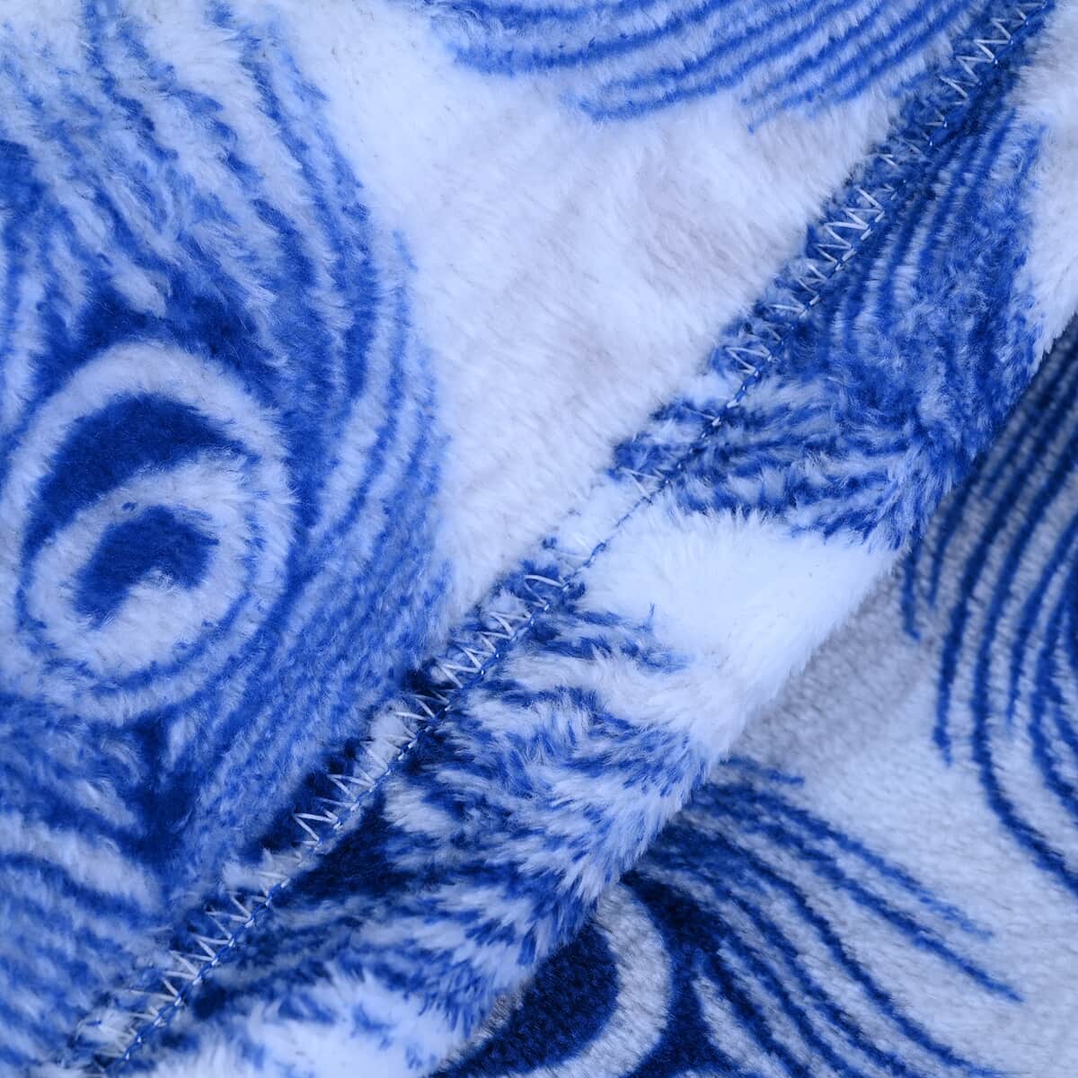 Homesmart Set of 2 Feather Pattern & Blue Solid Pattern Microfiber Flannel Blanket image number 6
