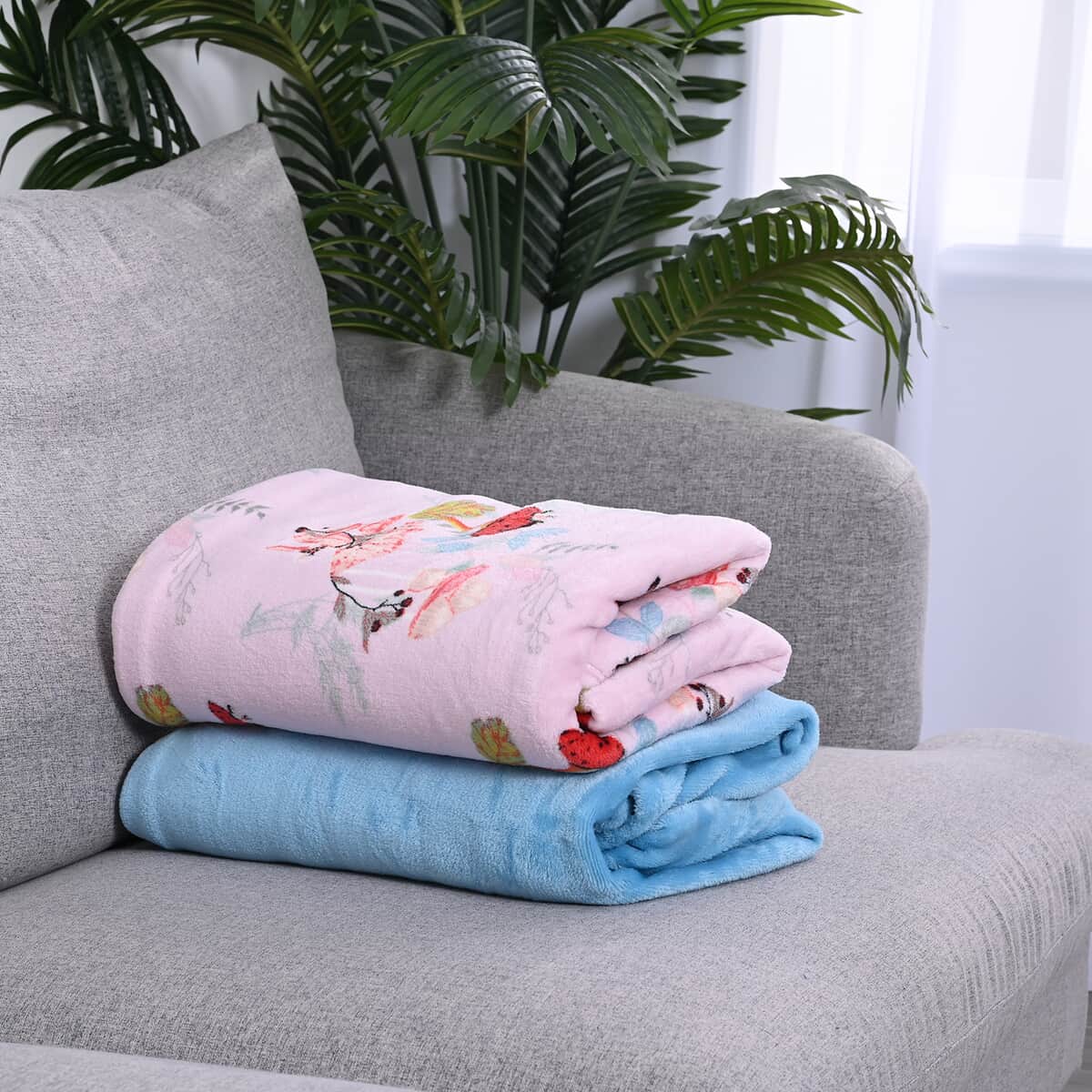 Homesmart Set of 2 Pink Bottom/Flower Pattern & Blue Solid Microfiber Flannel Blanket image number 2