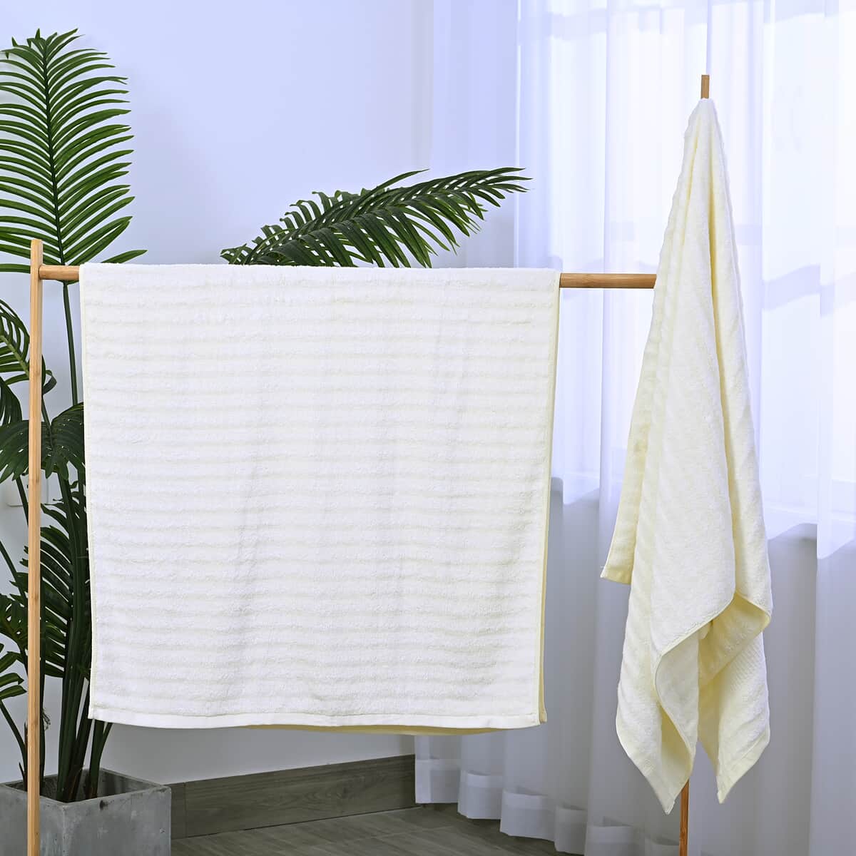 Homesmart Set of 2 White Solid Color Bamboo Bath Towel image number 0