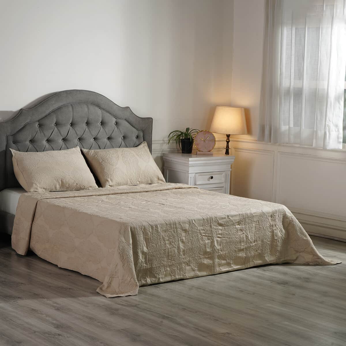 "Matelassé  Quilted  Bedspread Set with 2 Pillowcases - 100% Cotton Queen 350 gsm" image number 0