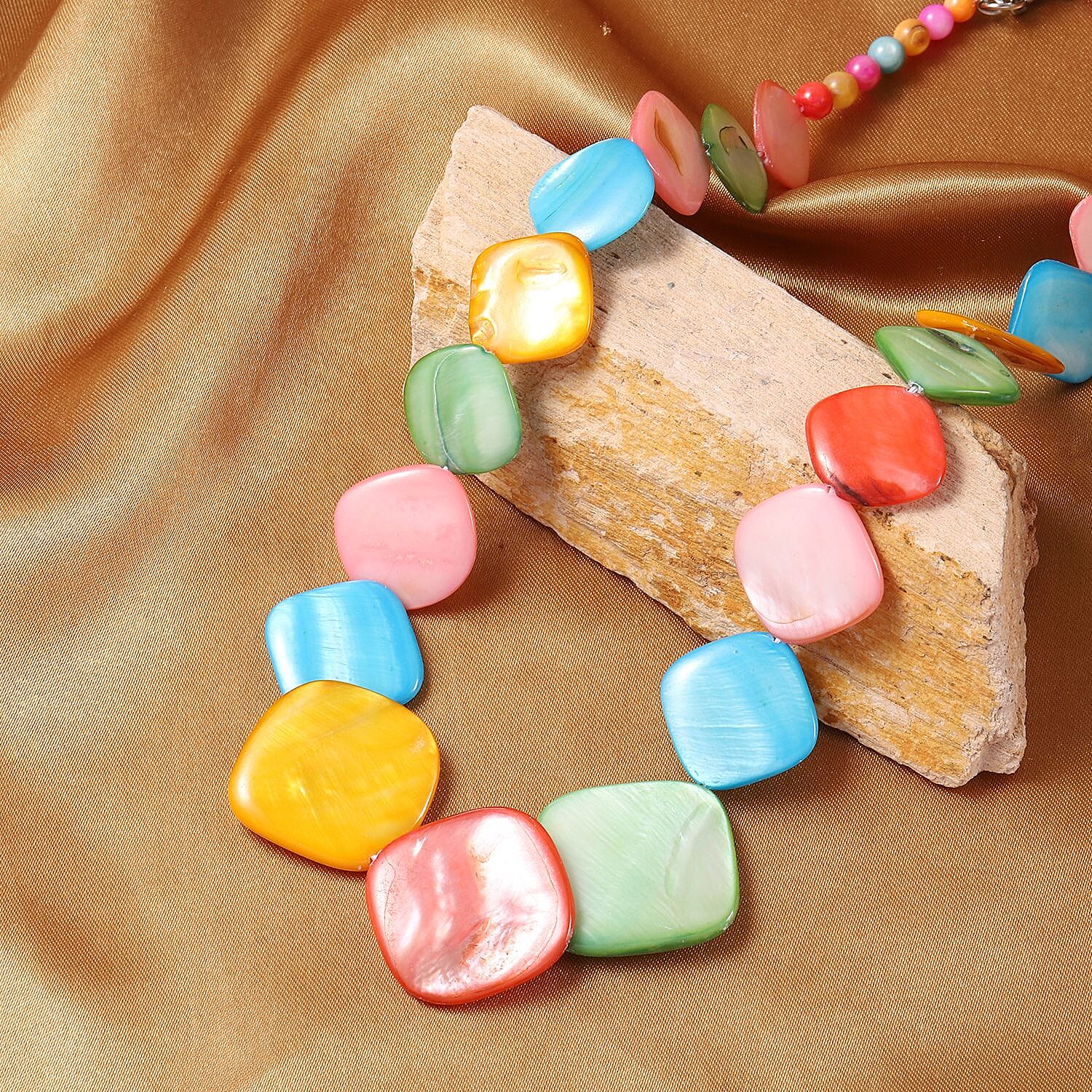 Multi Color Shell Pearl - Product card gallery slide 2 (9431163797759)